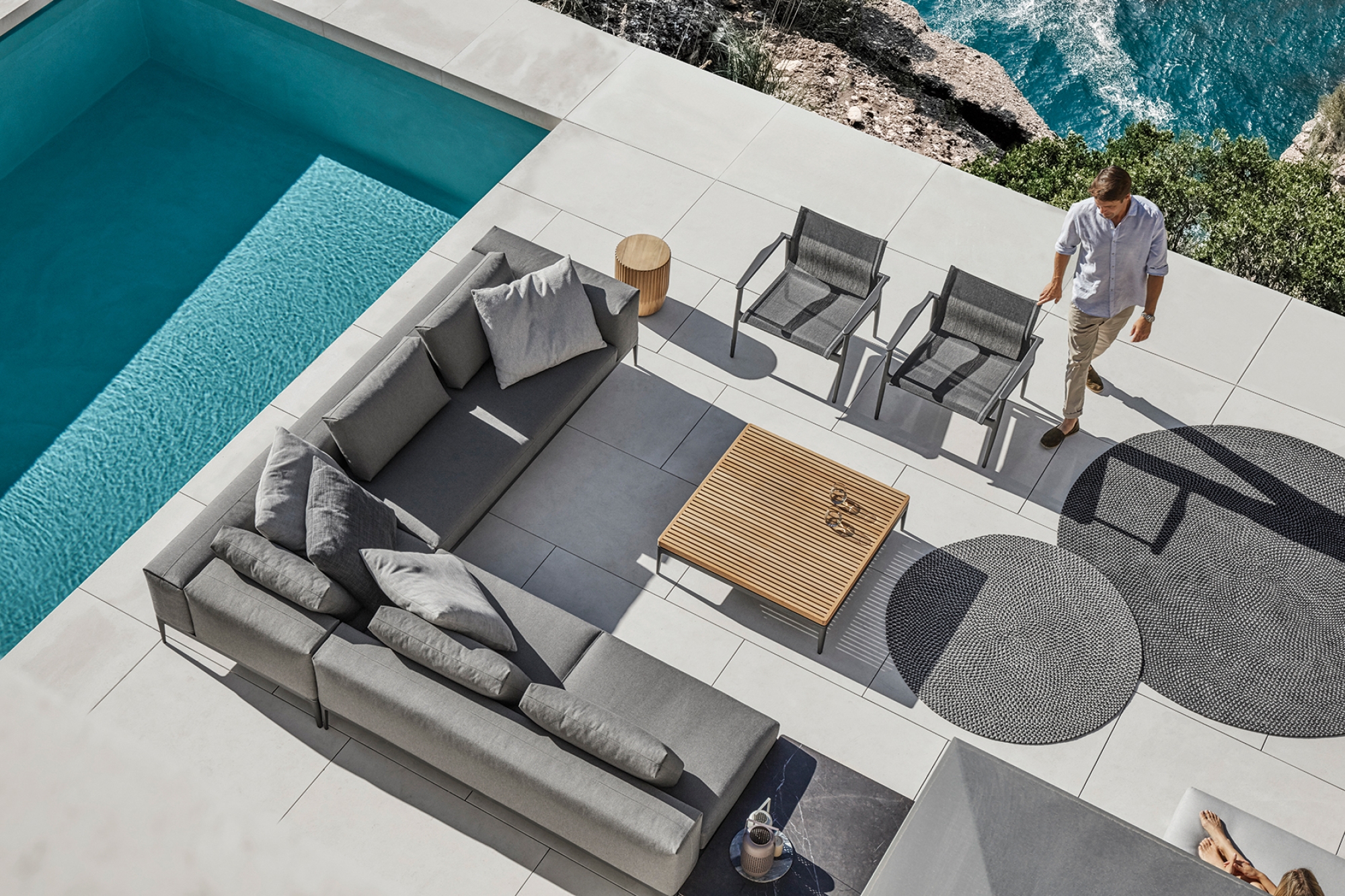 Salon de jardin moderne et modulaire en aluminium thermolaqué et teck ou céramique, collection Grid par Gloster