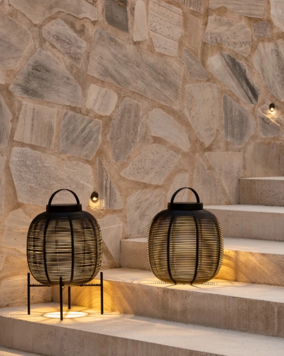 Petite lanterne solaire en osier avec base en acier ou en teck, collection Tika par Vincent Sheppard