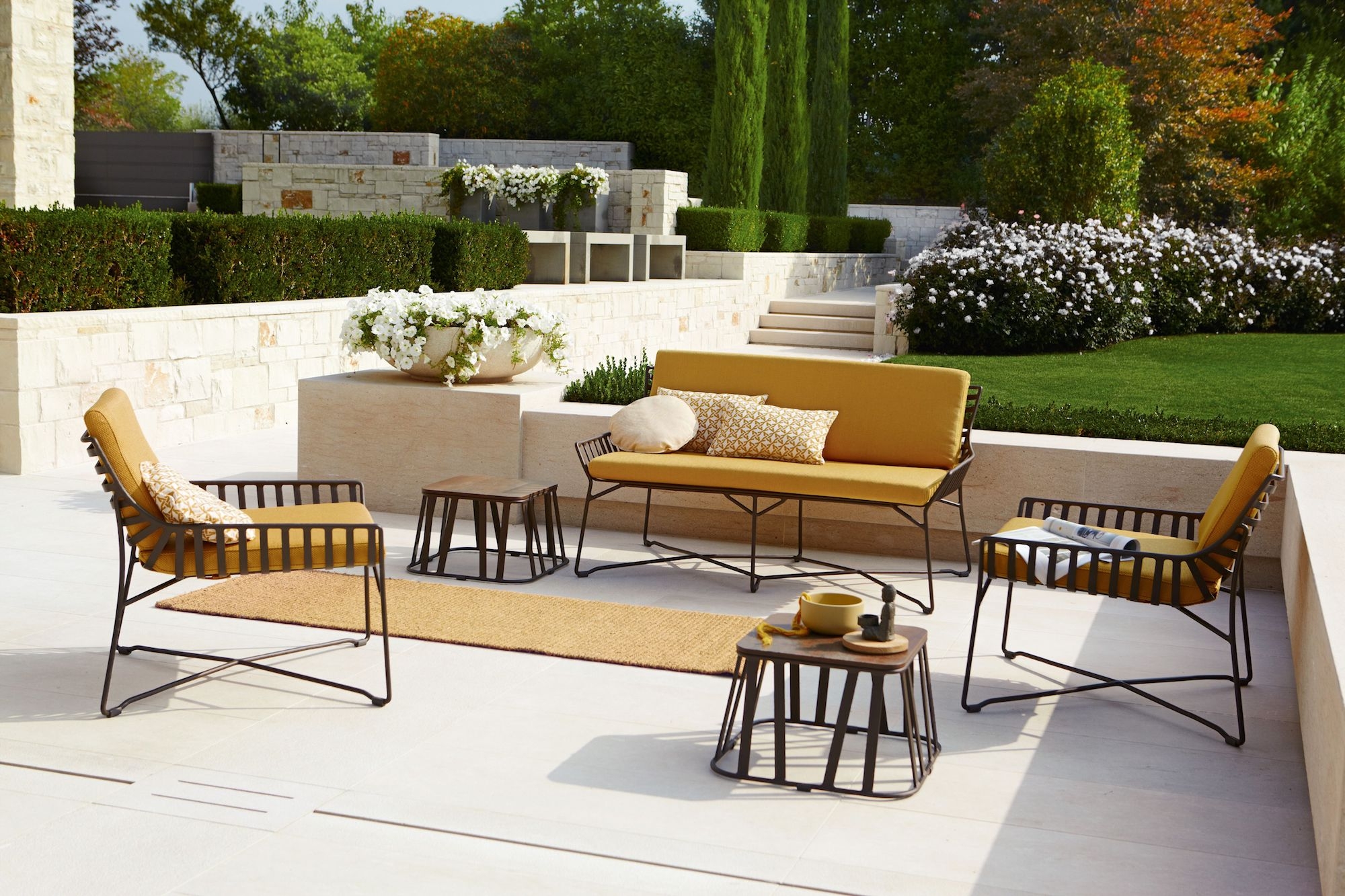 Ensemble de jardin avec sofa, fauteuil et tables basse de la collection Hamptons Graphics (sans accoudoirs) par Roberti à Nice