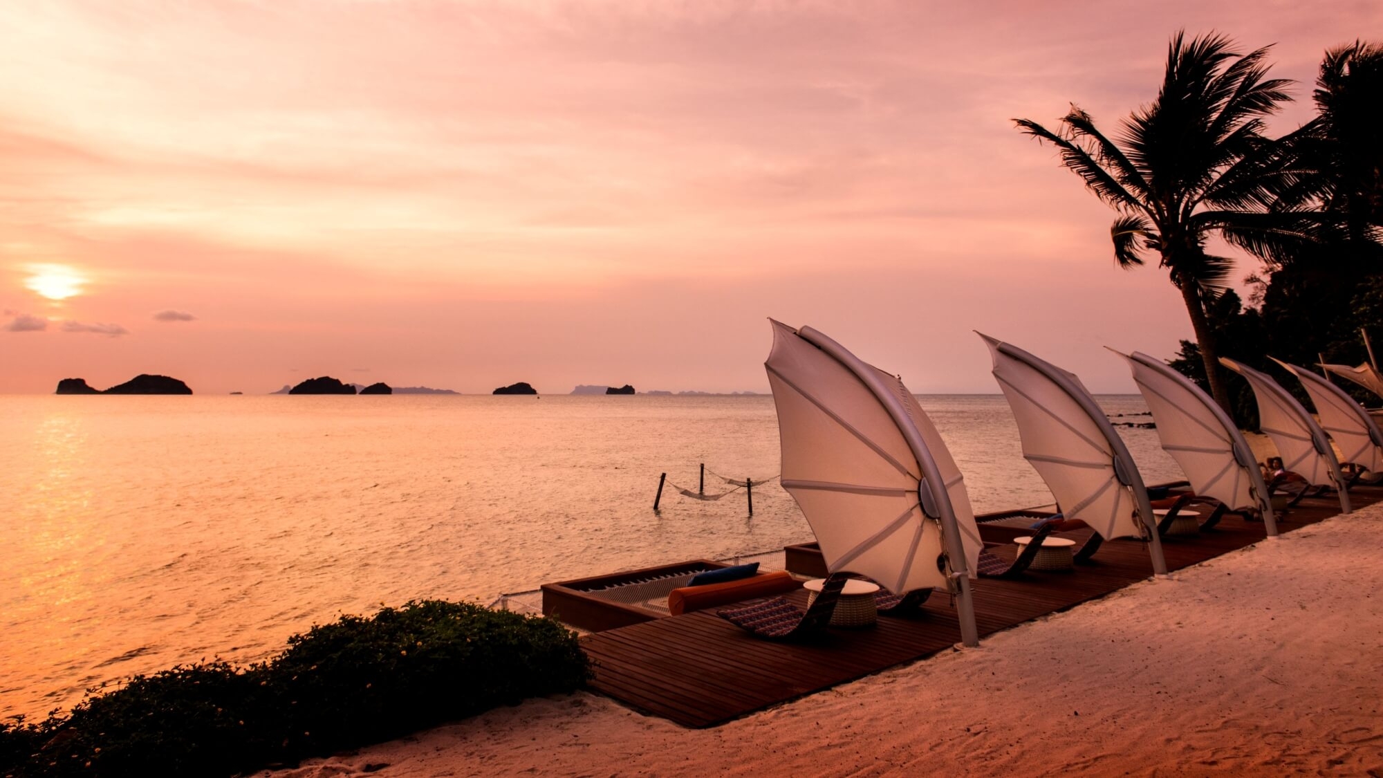 Parasol élégant en bord de mer collection Icarus par Umbrosa à Fréjus 
