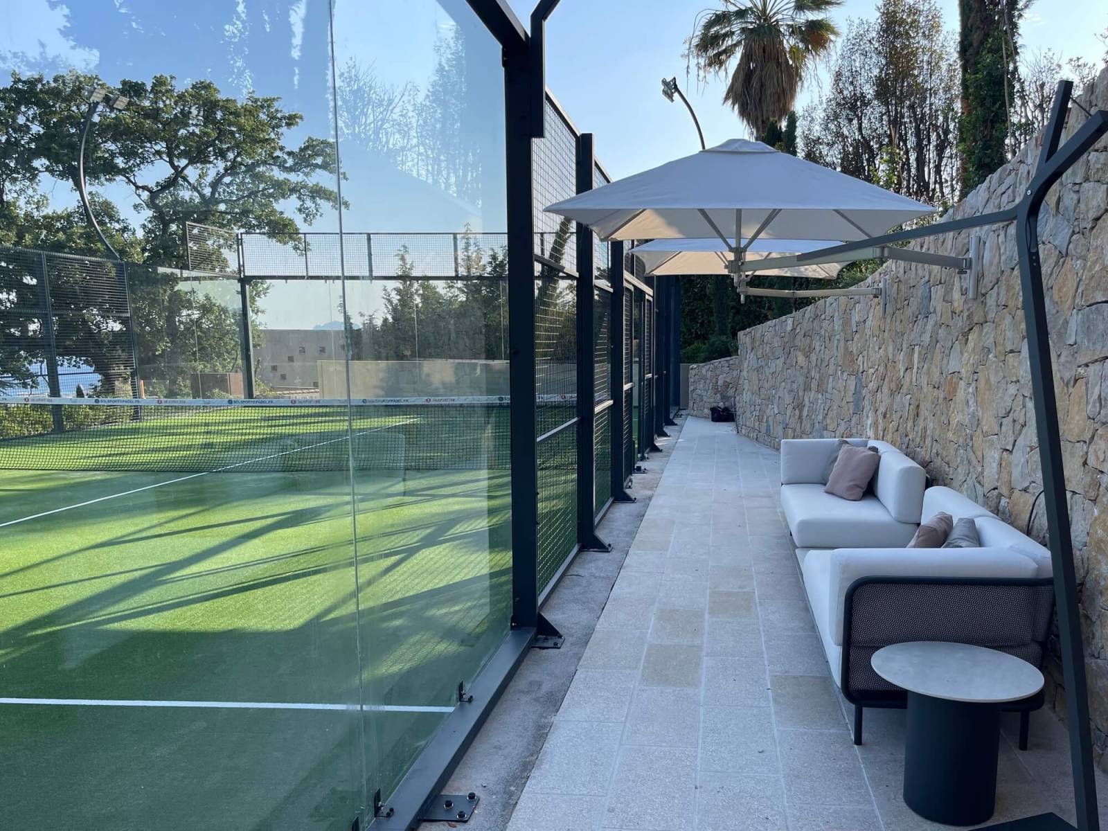 Vue d’ensemble du coin détente extérieur à Cannes