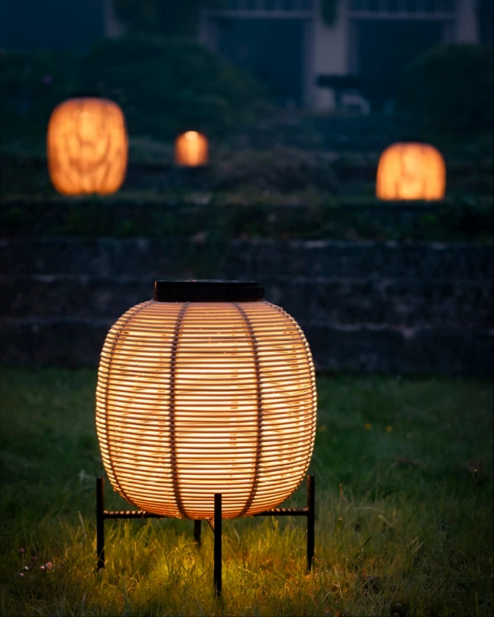 Petite lanterne solaire en osier avec base en acier ou en teck, collection Tika par Vincent Sheppard