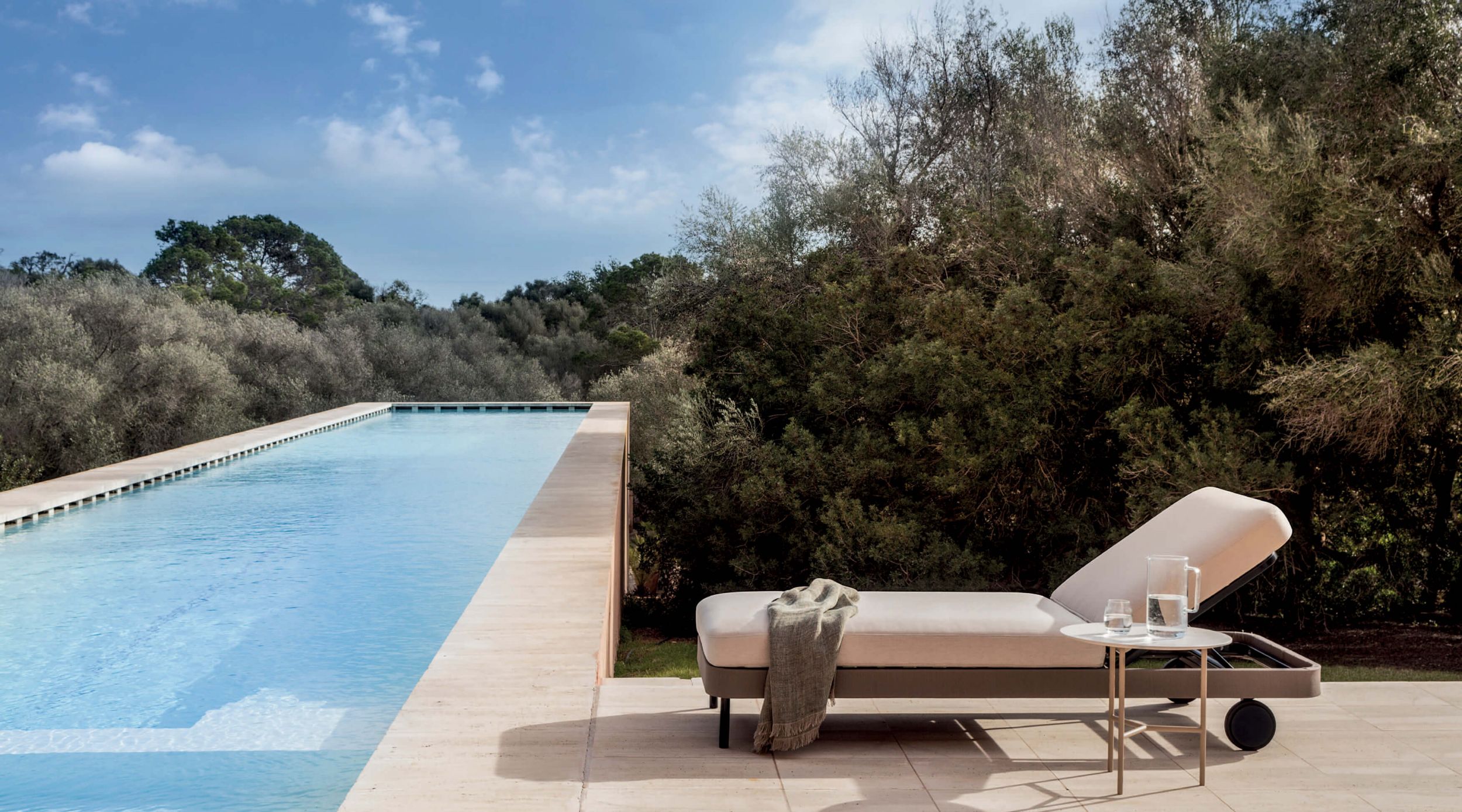 Chaise longue simple confortable en structure aluminium thermolaqué de la collection Kabu par Expormim à Nice