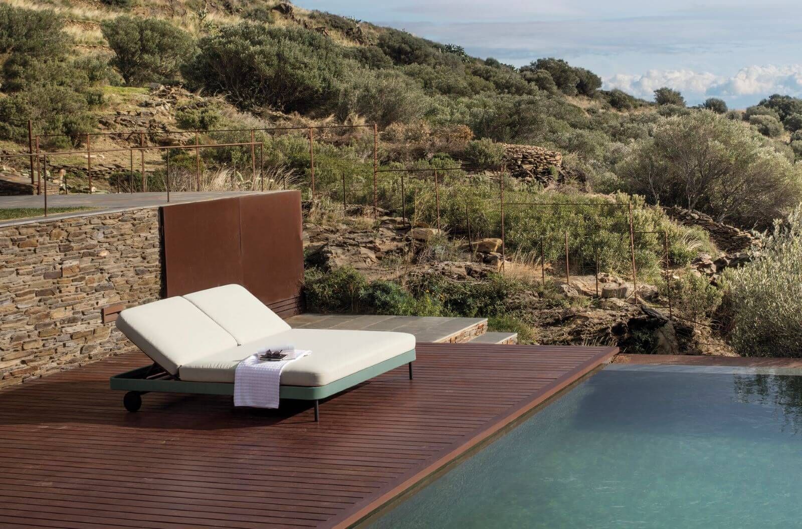 Double daybed avec dossier inclinable de la collection KABU par Expormim à Saint-Tropez