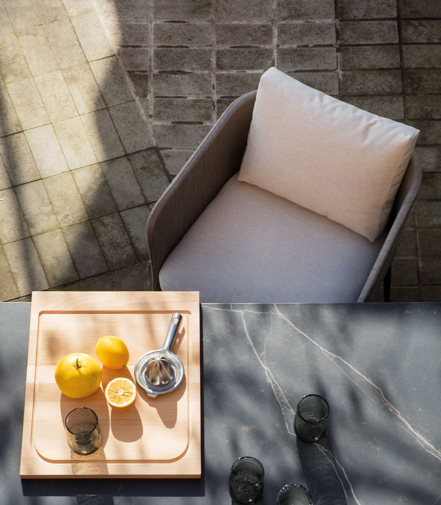 vue du haut du fauteuil repas design et confortable de la collection Kabu par Expormim à Cannes