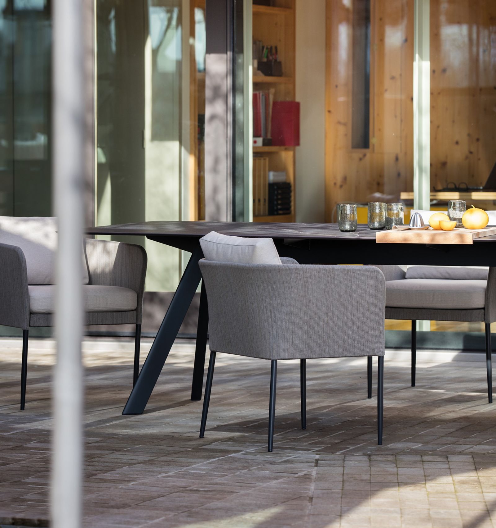 fauteuil de repas avec revêtement en toile tissée de la collection Kabu par Expormim à Nice