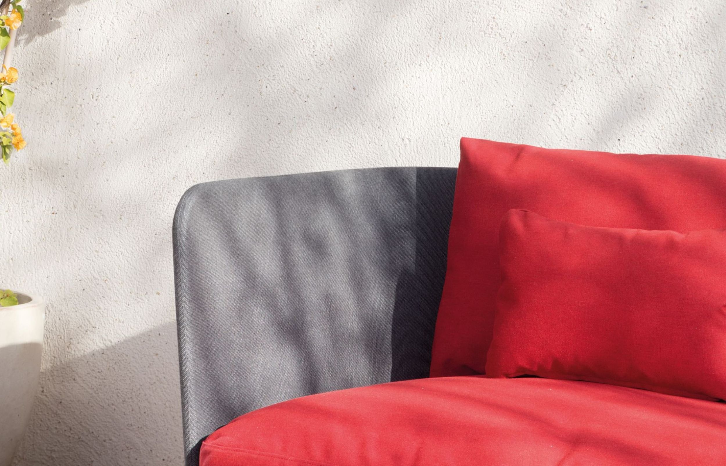 Zoom sur le canapé avec cousin du salon de jardin design de la collection Kabu par Expormim à Nice