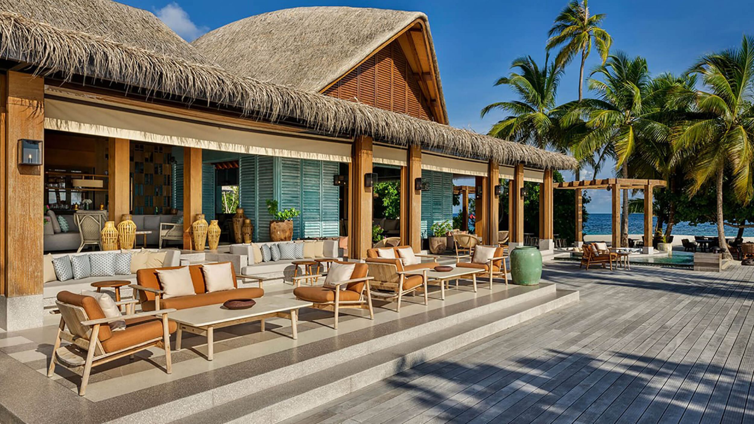 Fauteuil lounge confortable et design en teck collection Riva par Kettal à Aix