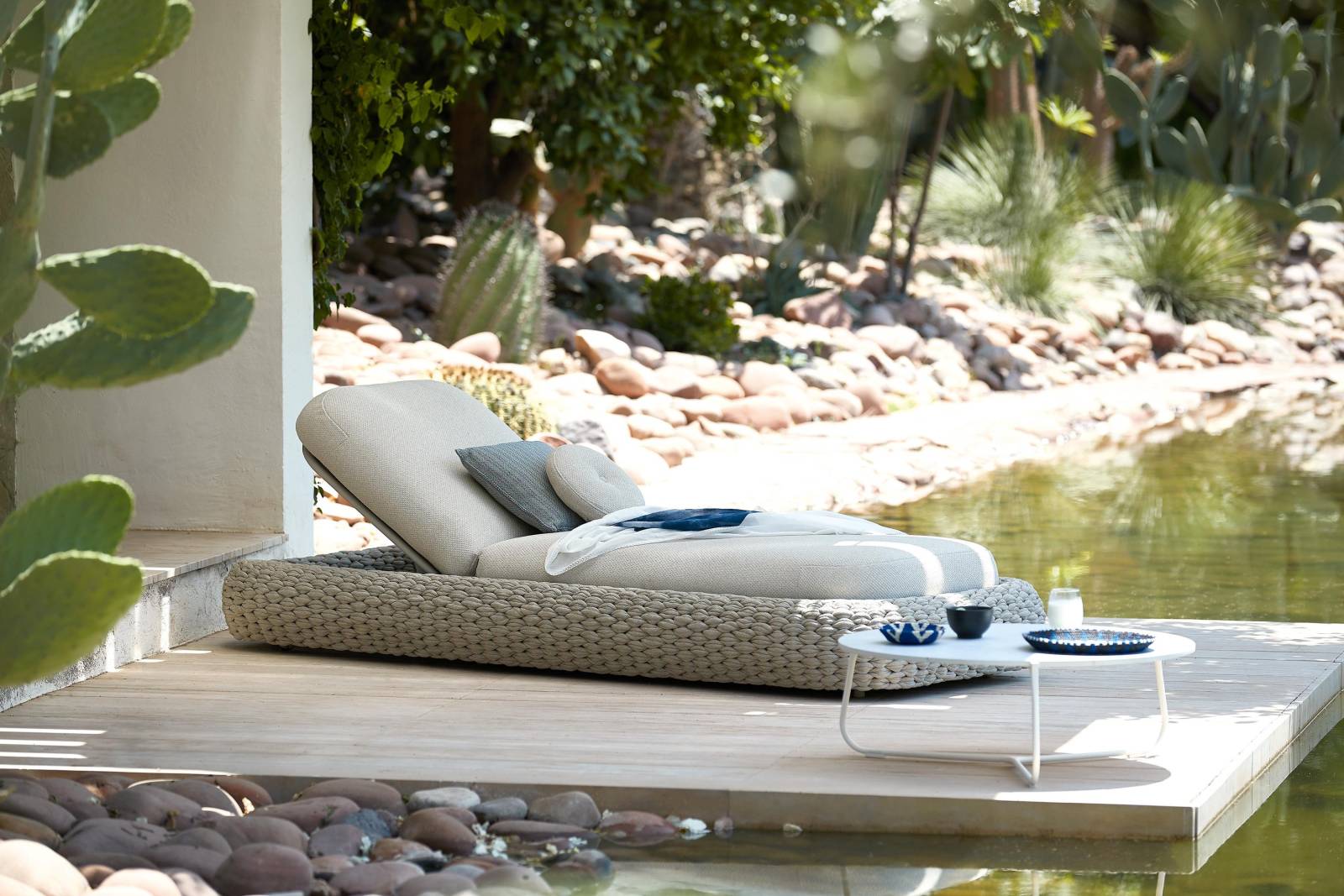 Bain de soleil en aluminium thermo laqué et cordes tressées, collection Kobo par MANUTTI à Cagnes-sur-Mer