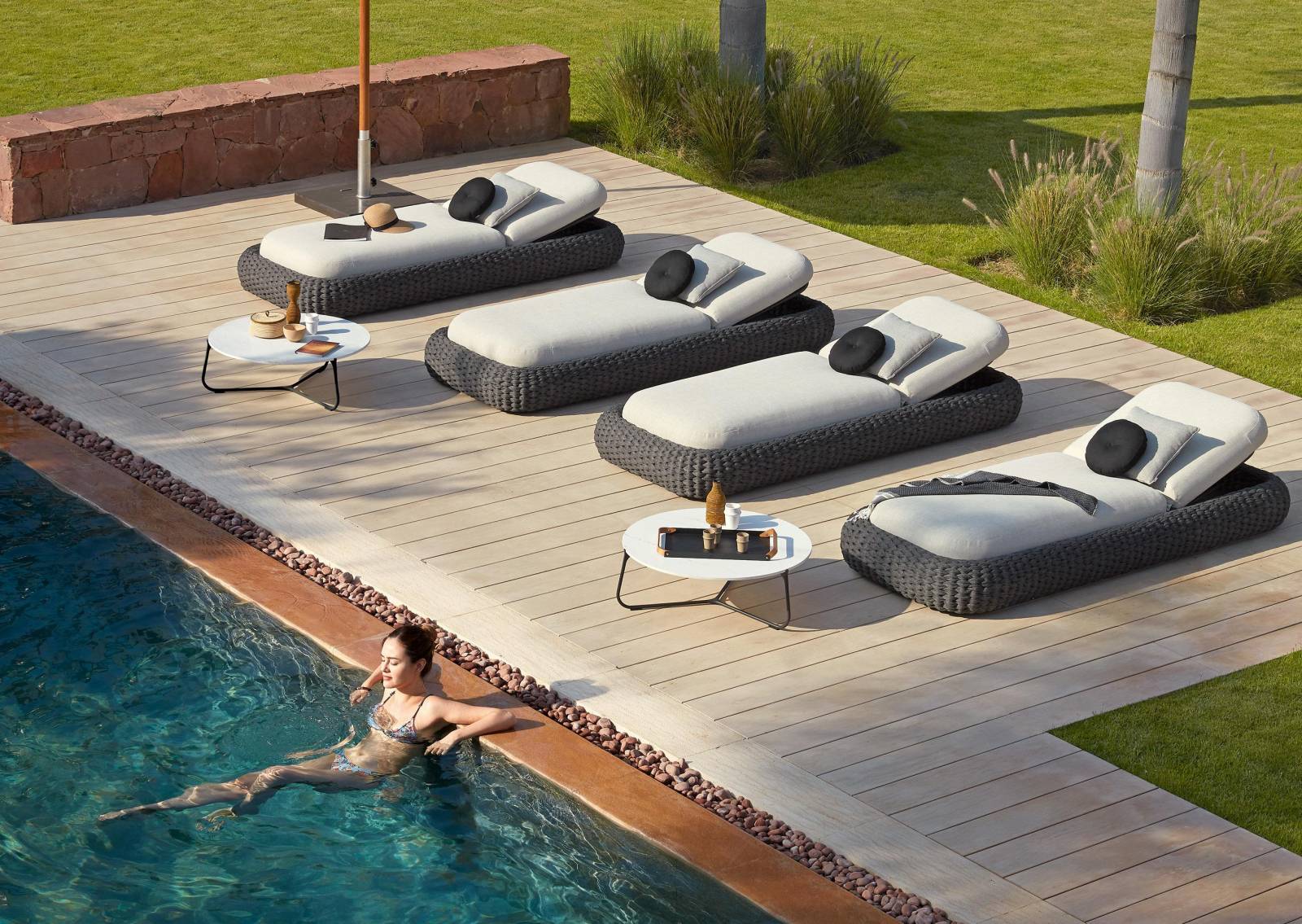 Bain de soleil confortable, intemporel et élégant, avec revêtement en cordes naturelles et aux formes arrondies, collection Kobo par MANUTTI à Cannes