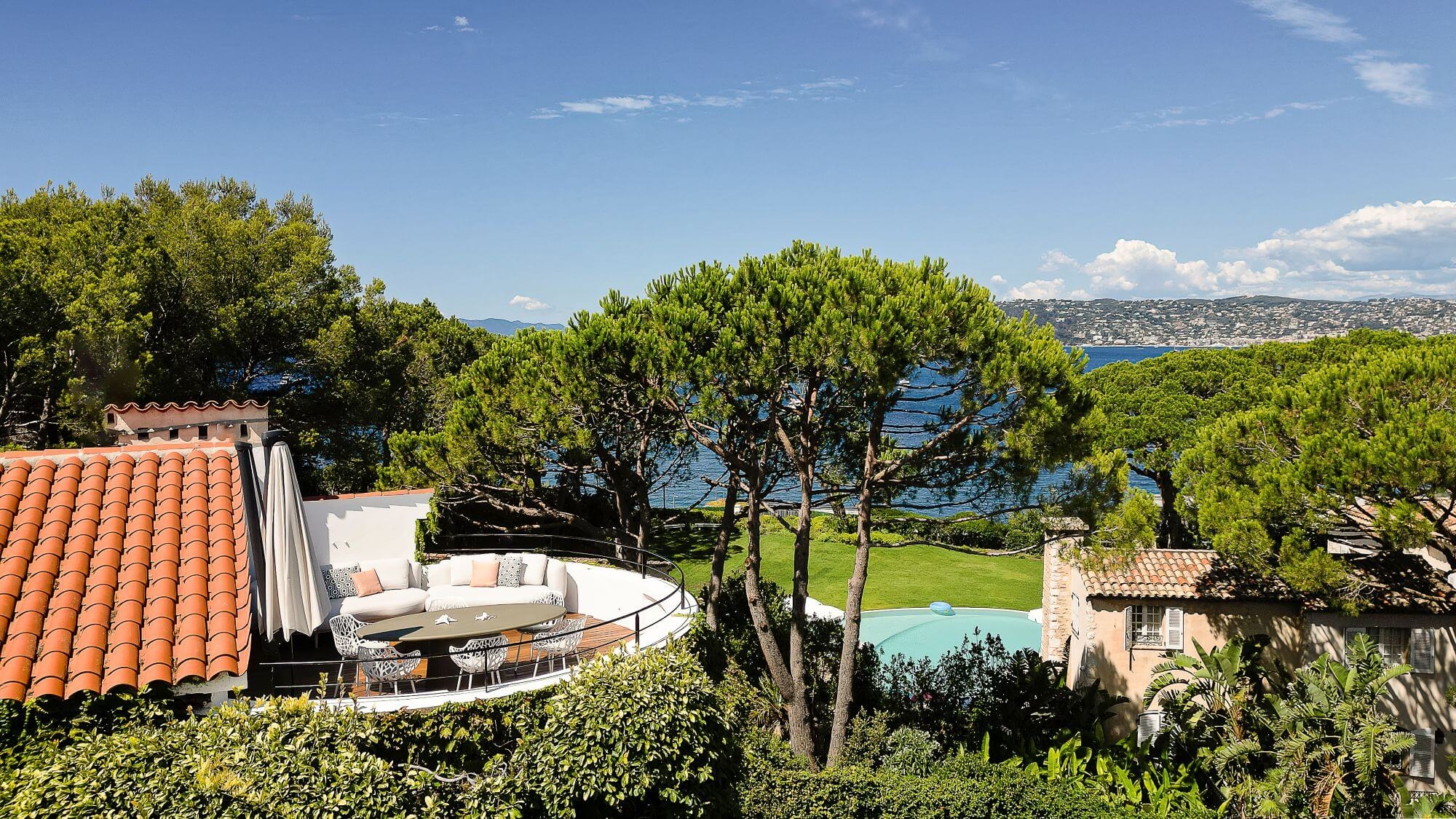 Aménagement extérieur avec le salon Organix et parasol Sombrano