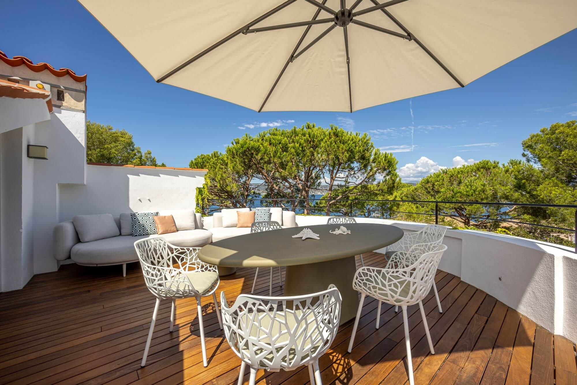 Aménagement de la terrasse avec vue panoramique au cap d'Antibes