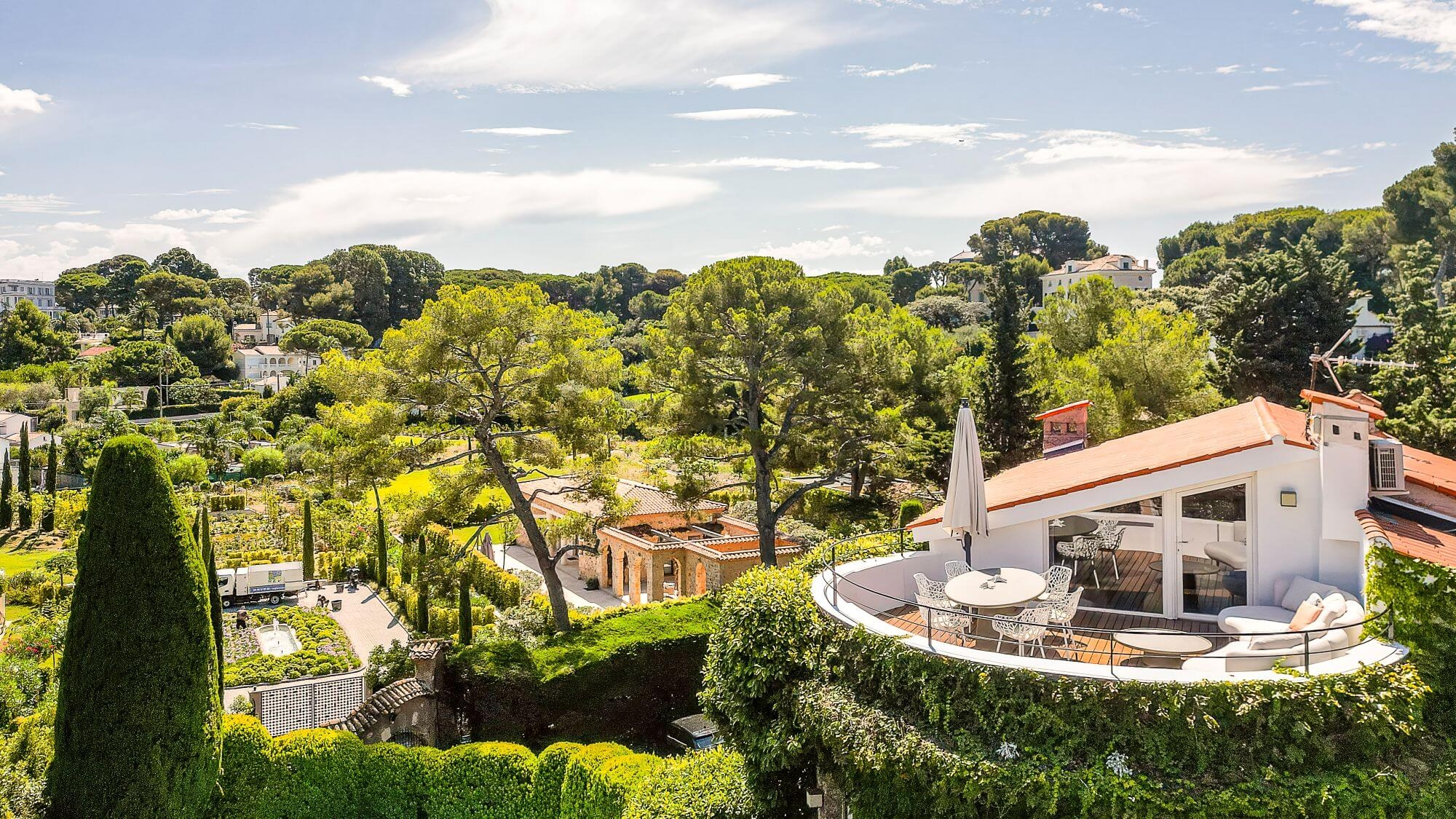 Vue aérienne de l'aménagement d'une terrasse d'exception au cap d'Antibes