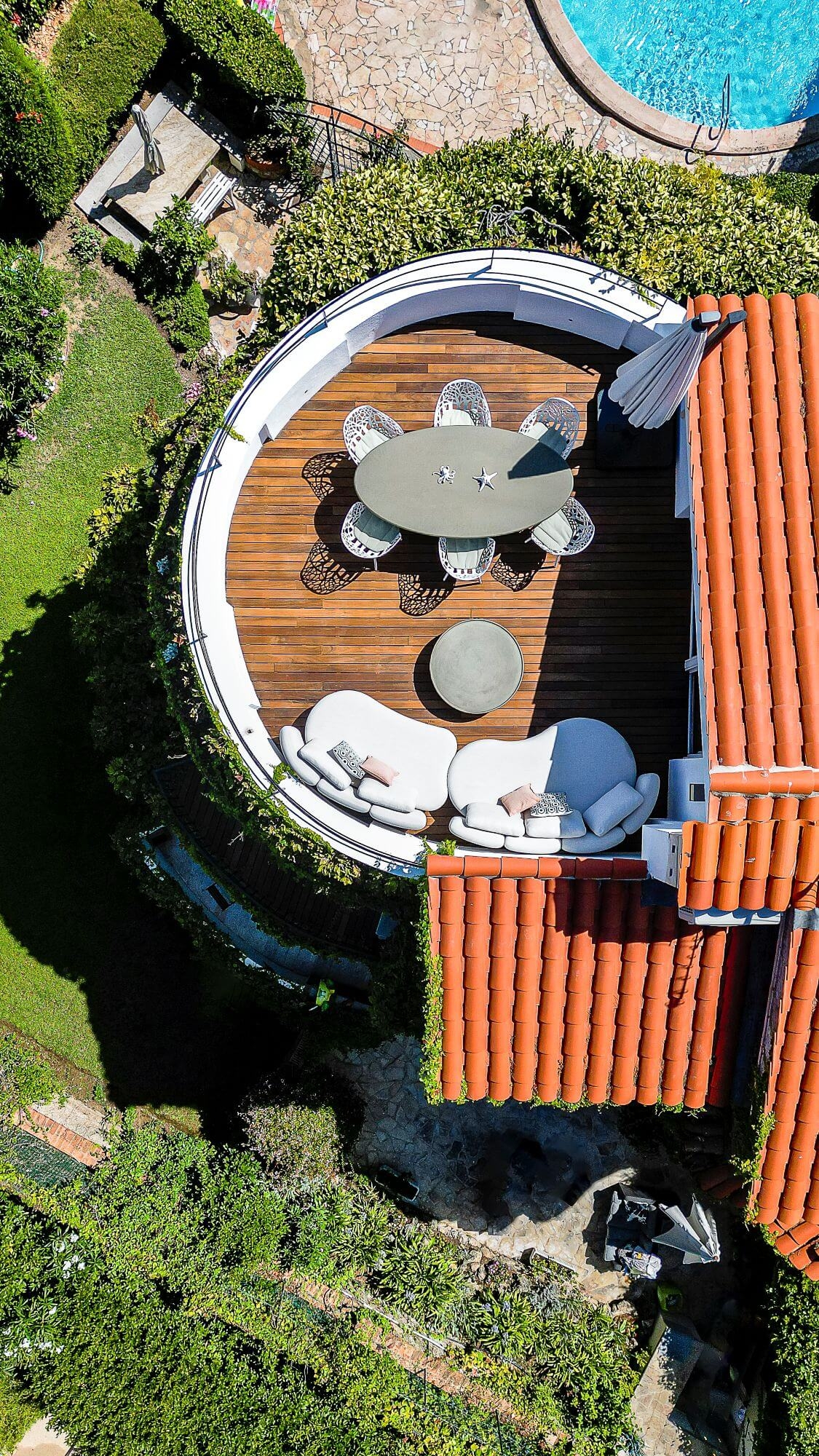Aménagement complet terrasse table de repas Maana et chaises Forest au cap d'Antibes