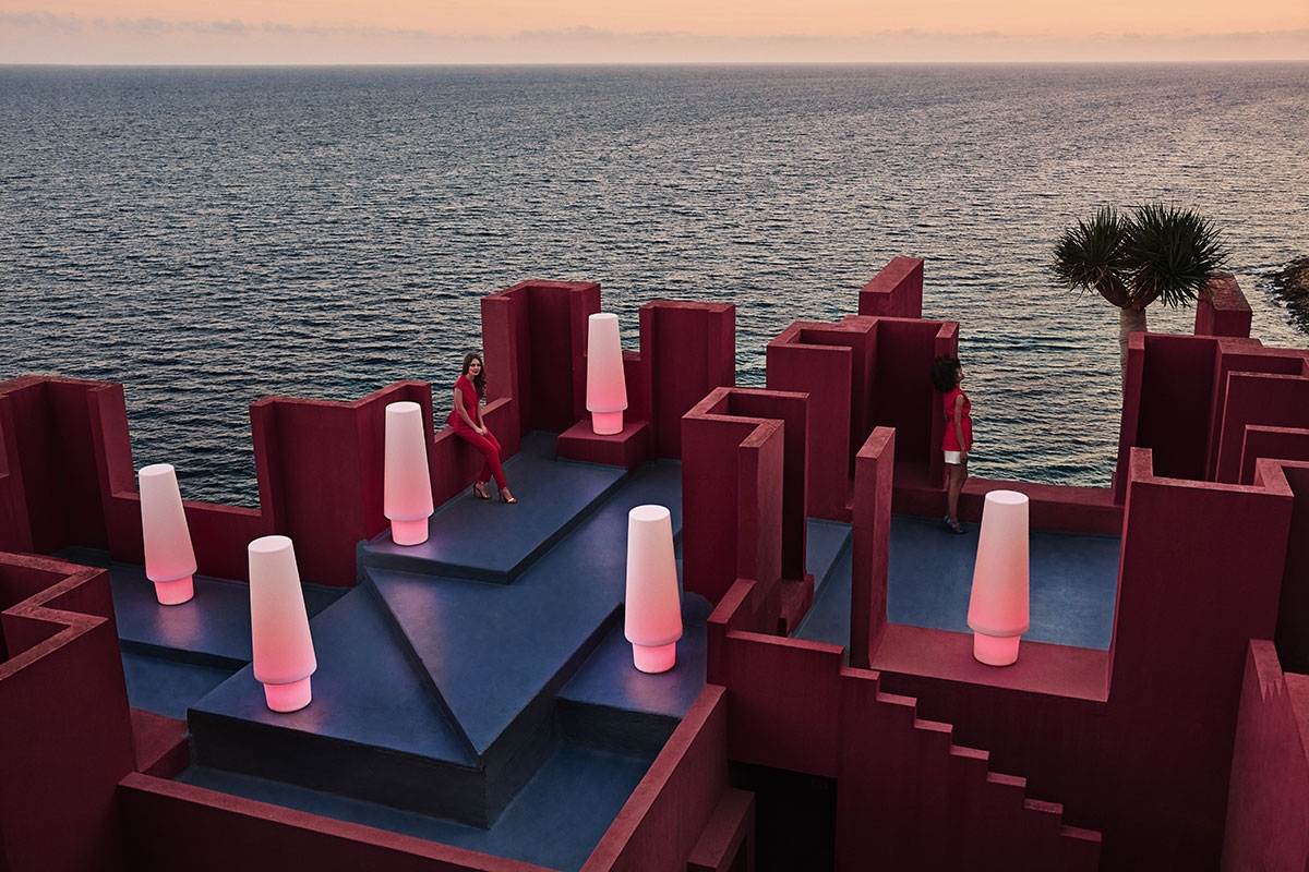 Ensemble de lampes lumineuses colorées de la collection Ulm par Vondom à Antibes
