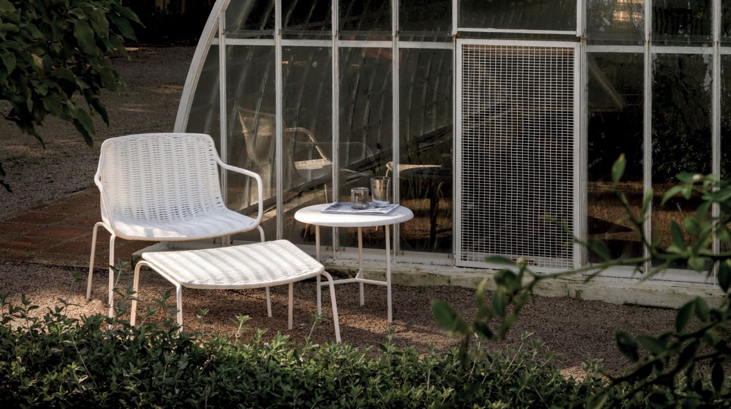 Chaise de repas avec accoudoir et tabouret blanc de la collection Lapala d'Expormim