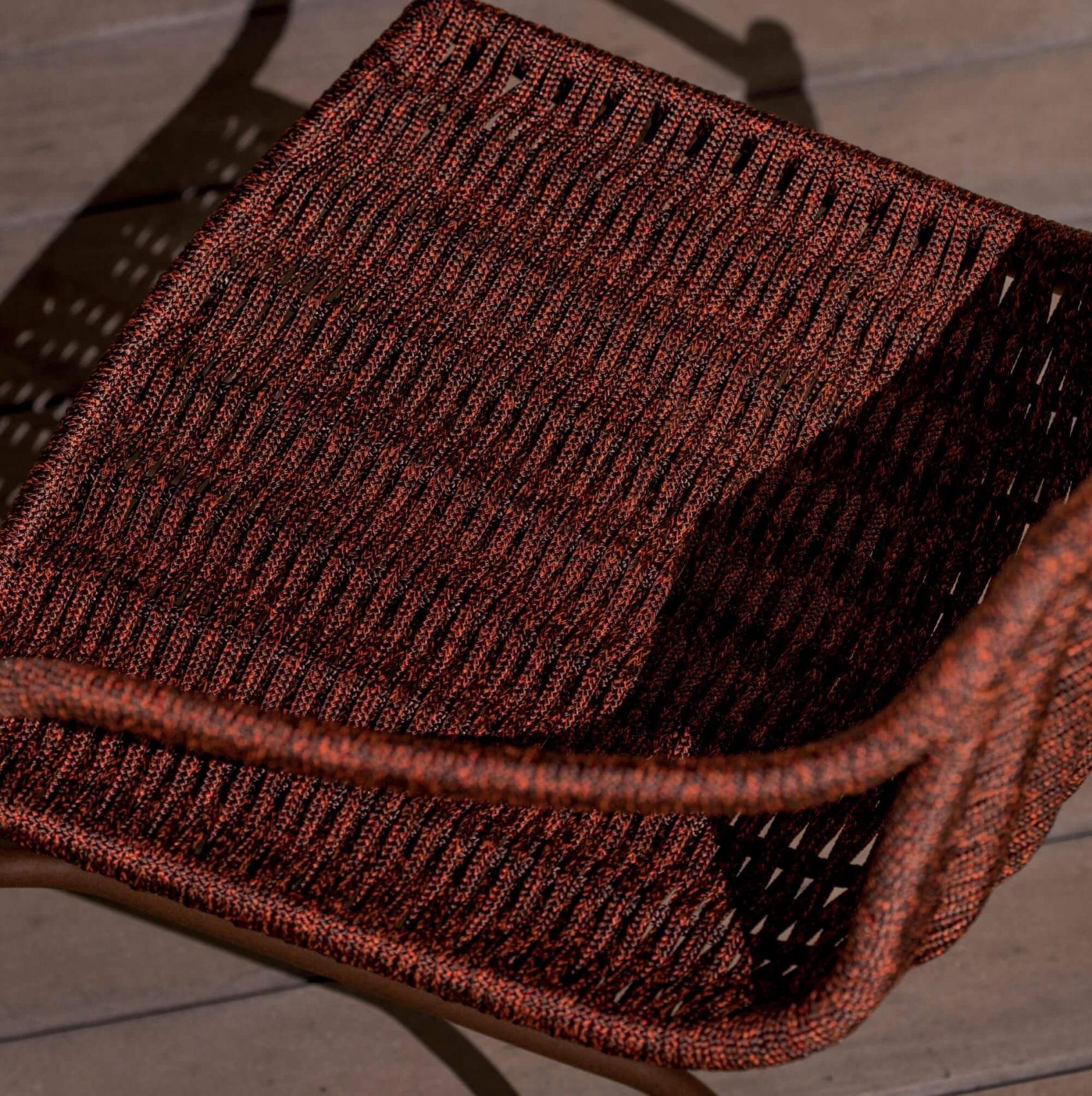 Zoom sur le cordage de la chaise marron de la collection Lapala d'Expormim à Nice