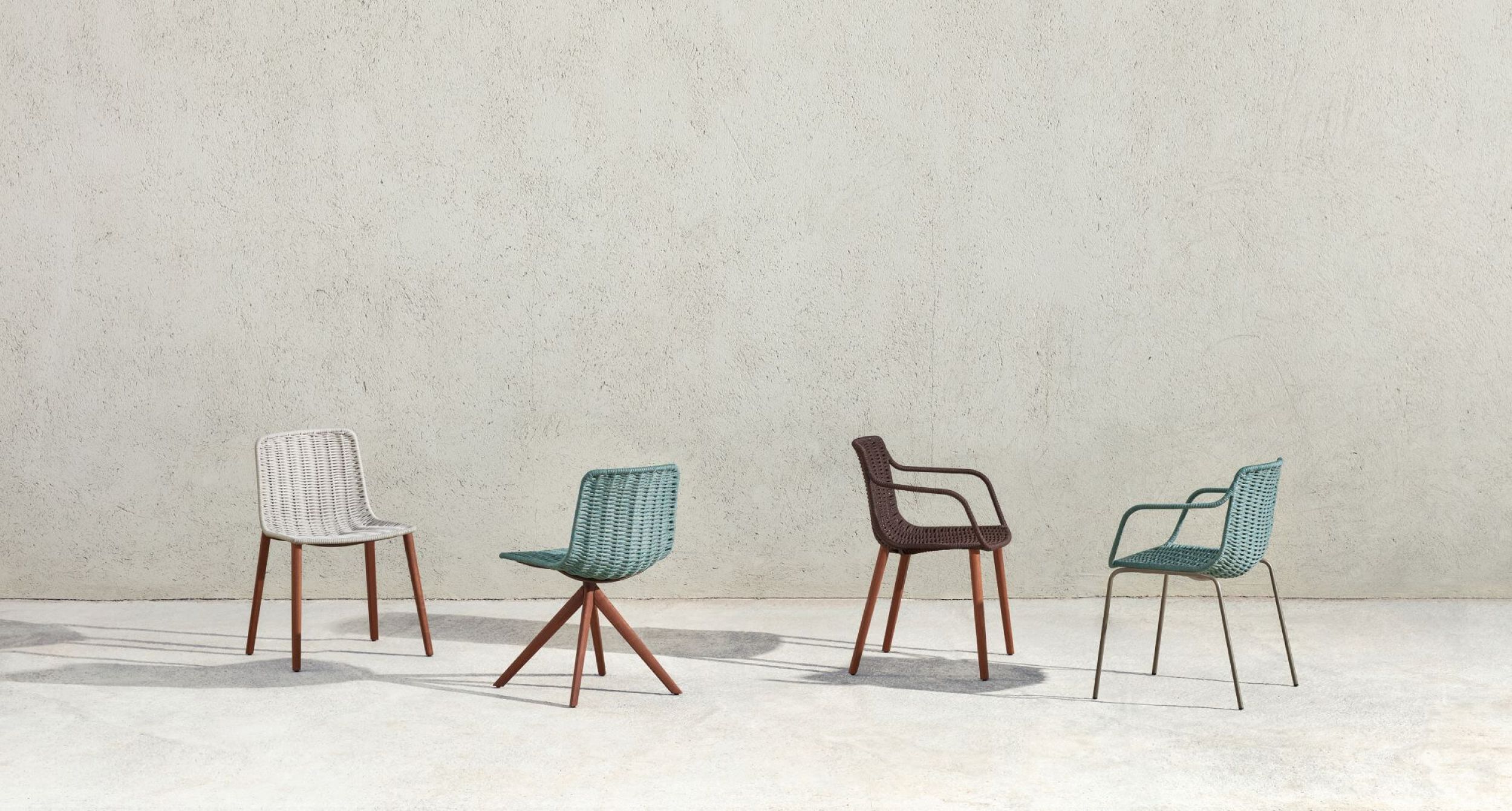 Variété de coloris des chaises de repas en cordes de la collection Lapala d'Expormim à Lyon