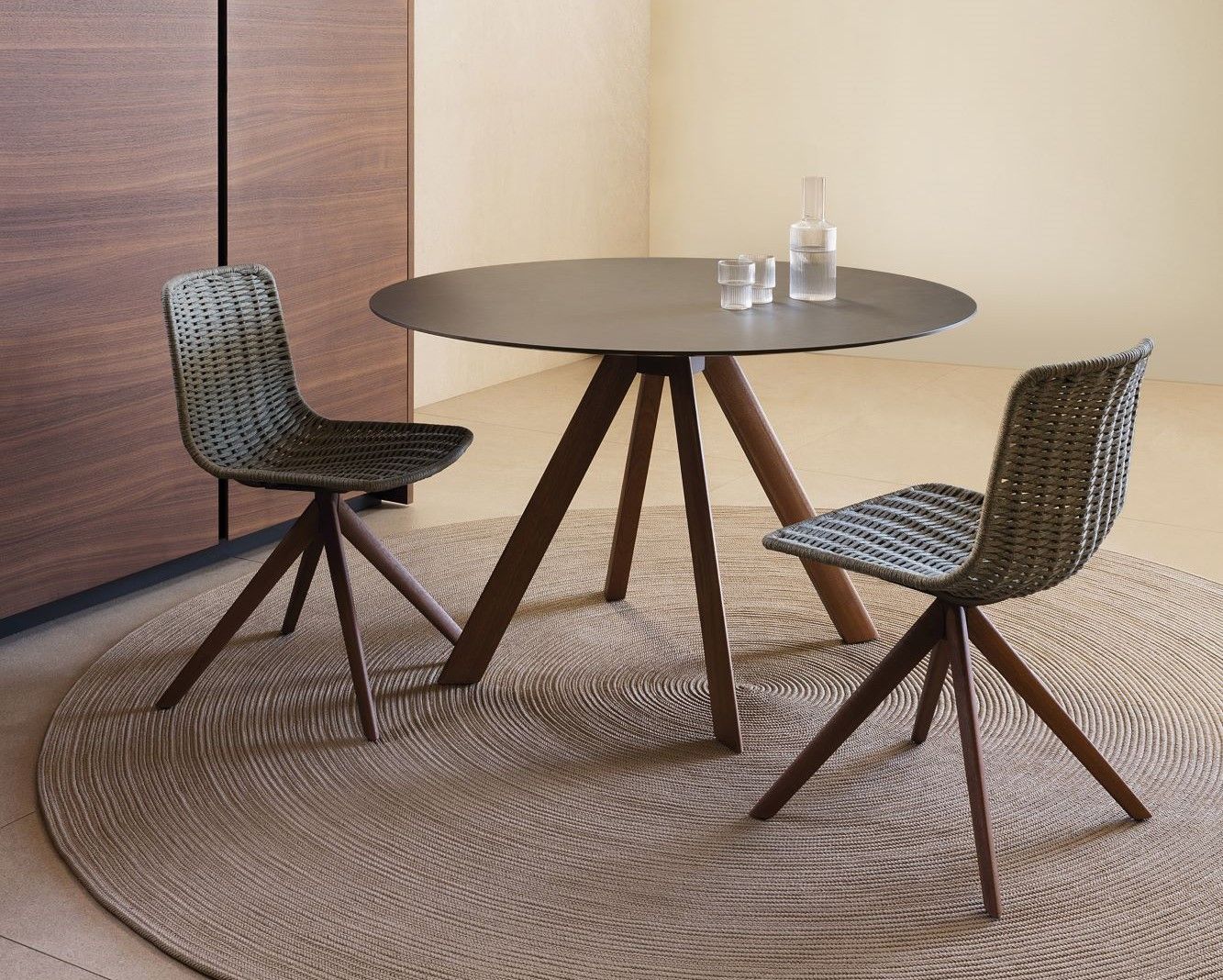 Chaise de repas Lapala avec pied central en bois à Paris