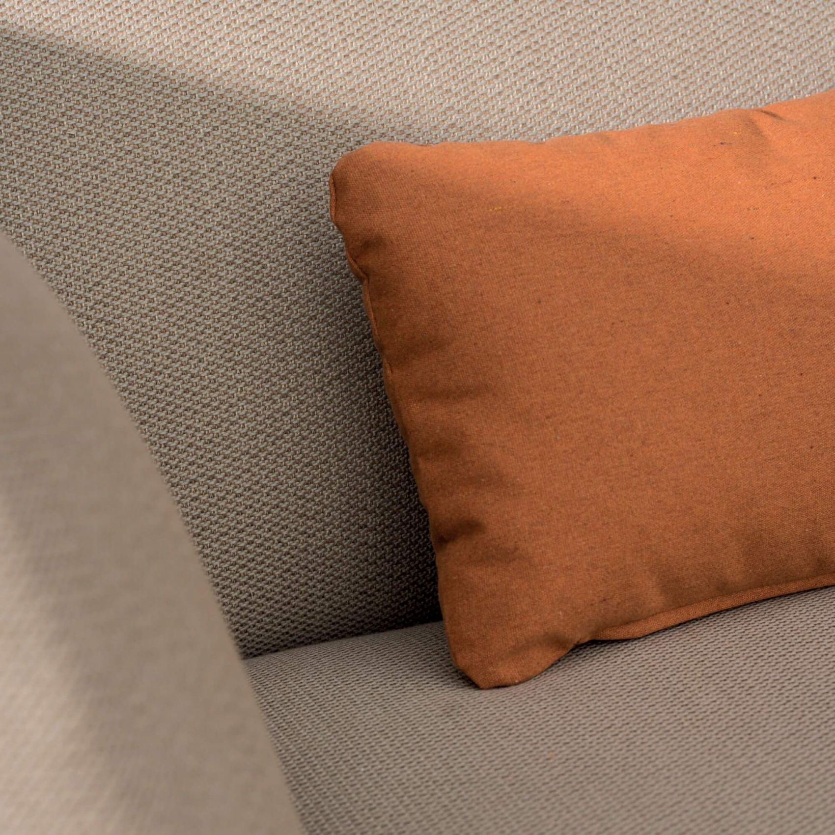 Zoom sur le coussin d'assise et dossier du salon de jardin de la collection Livit par Expormim à Nice