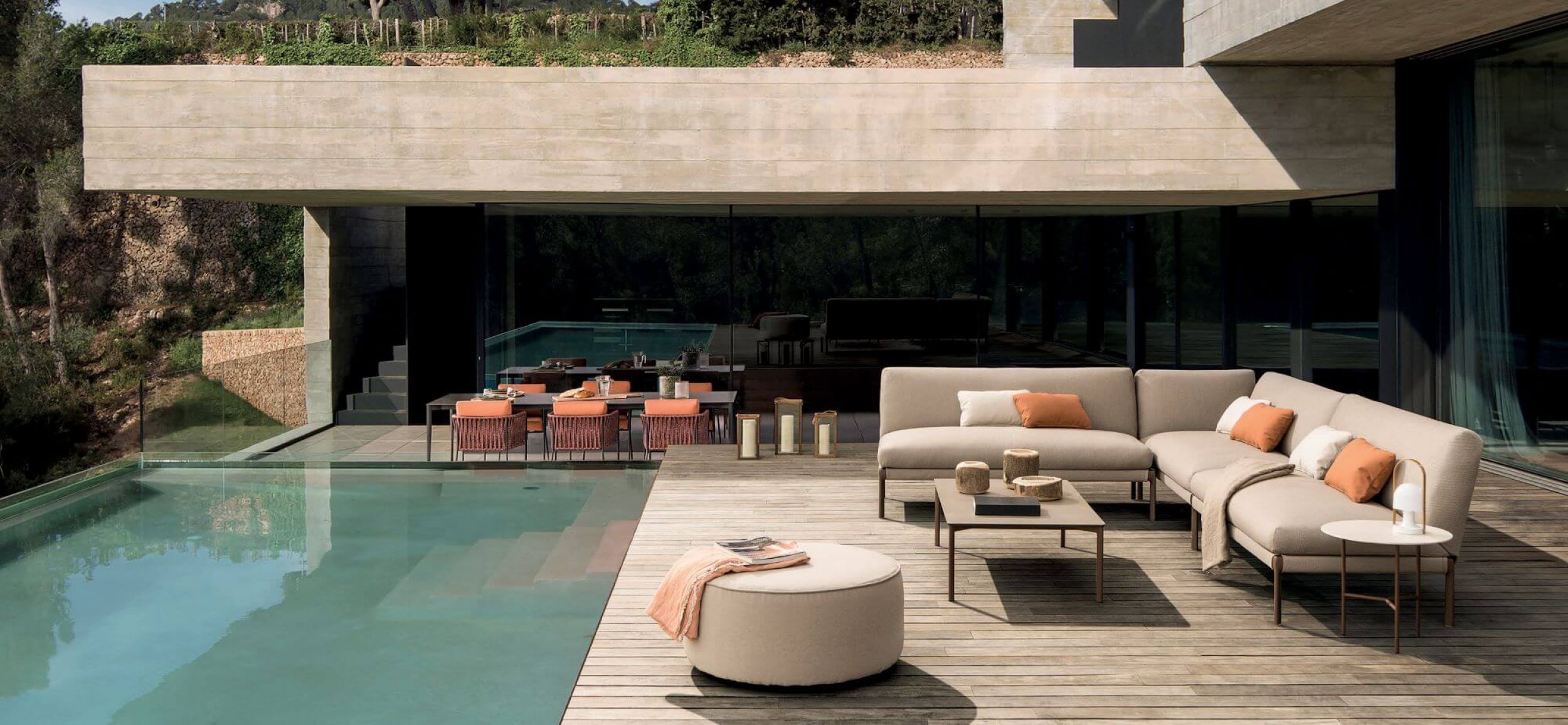 Vu d'ensemble du salon de jardin avec pouf la collection Livit par Expormim à Marseille