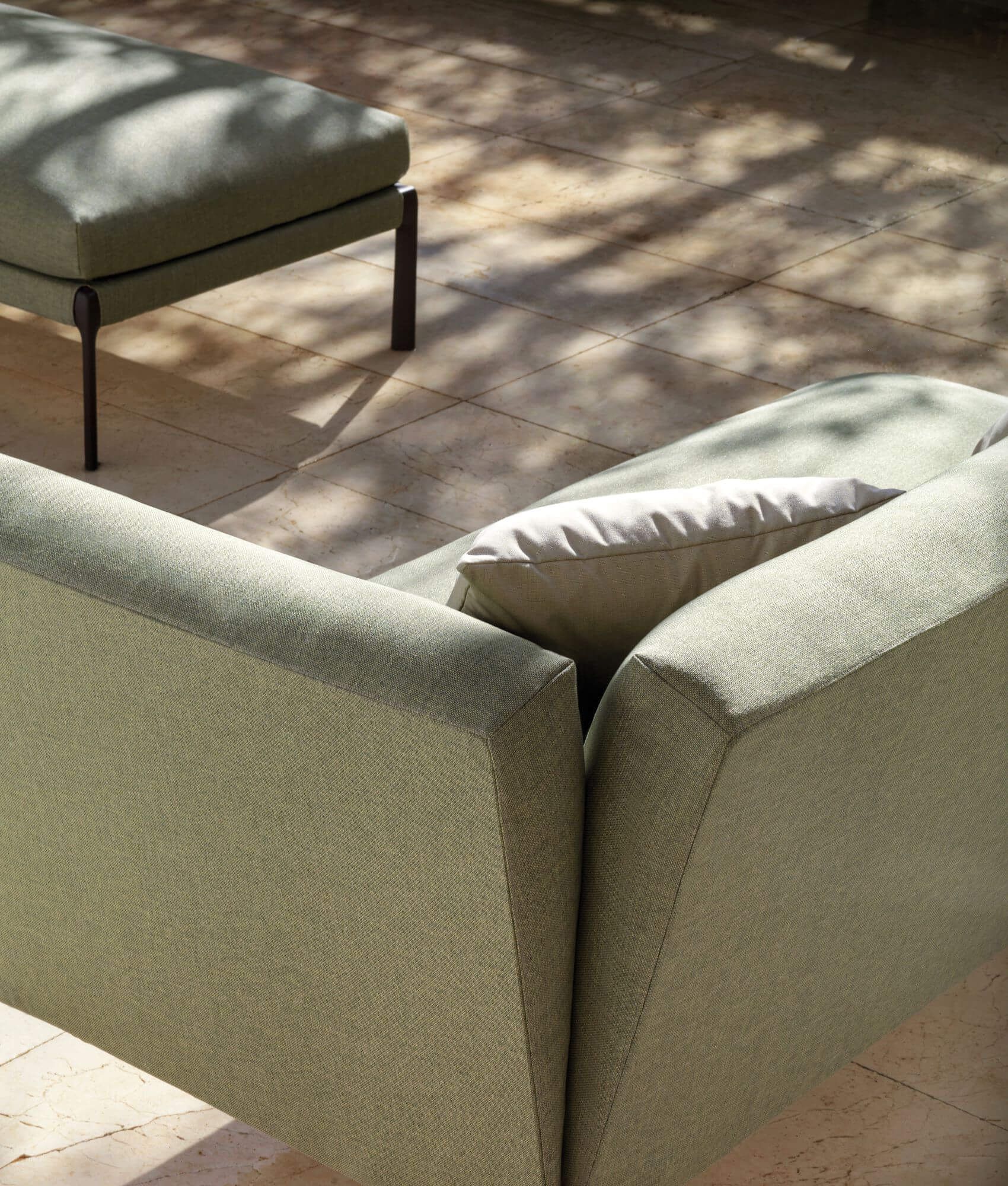 Zoom sur le dossier revêtu en tissu 100% acrylique de la collection Livit par Expormim à Paris