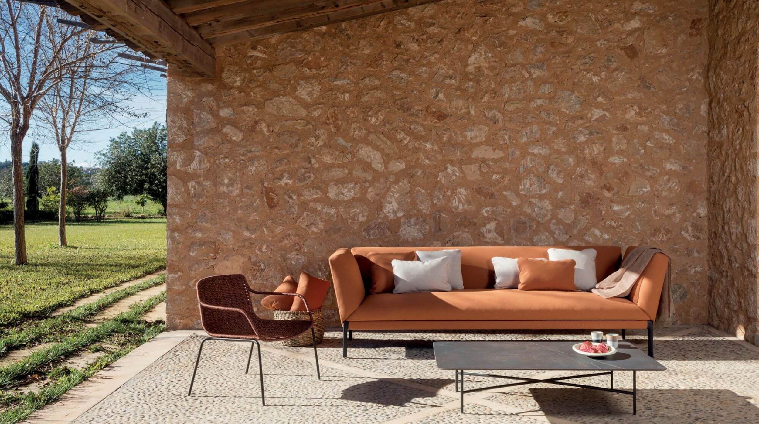 Ensemble de jardin avec canapé 2 places en tissu 100% acrylique de la collection Livit à Cannes