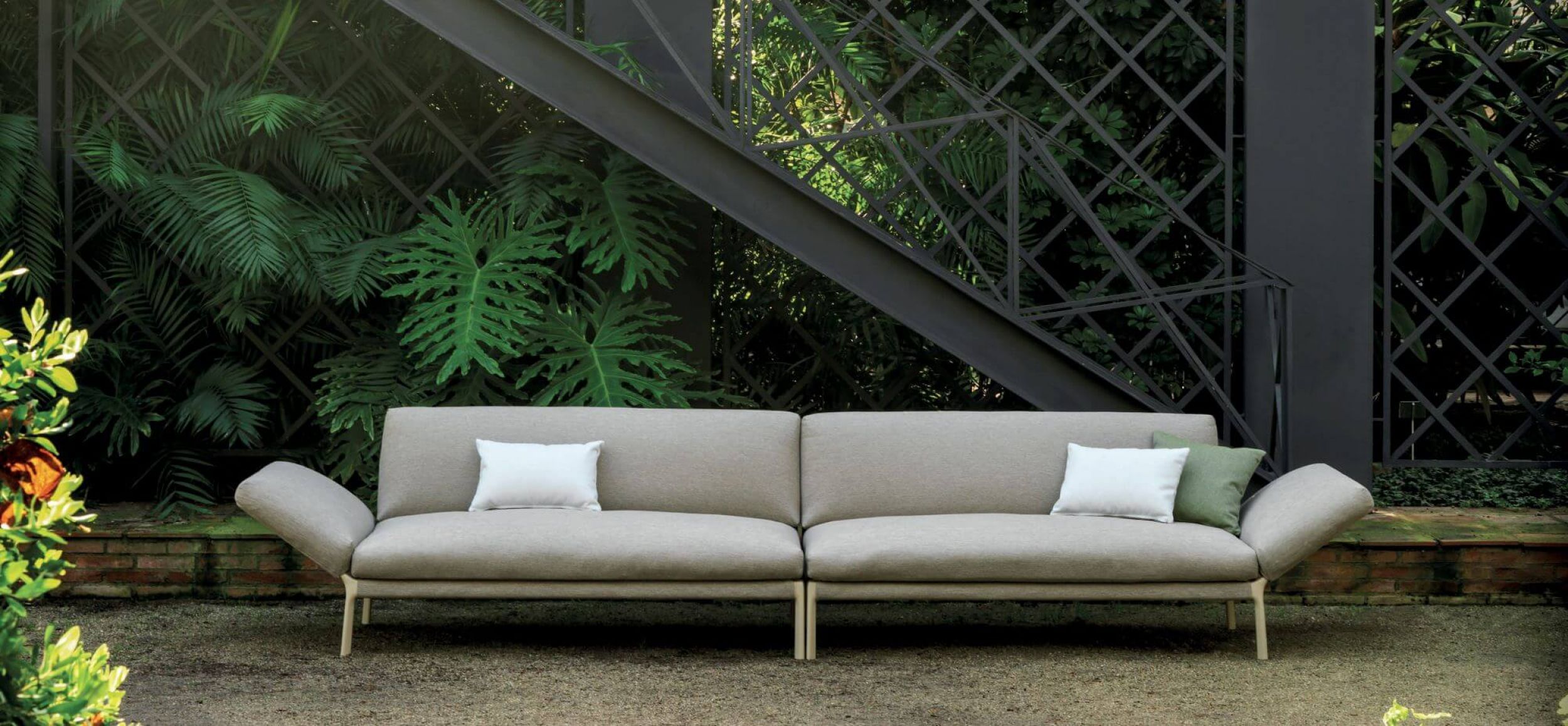 Assemblage de deux modules avec accoudoirs inclinés de la collection Livit par Expormim à Villefranche