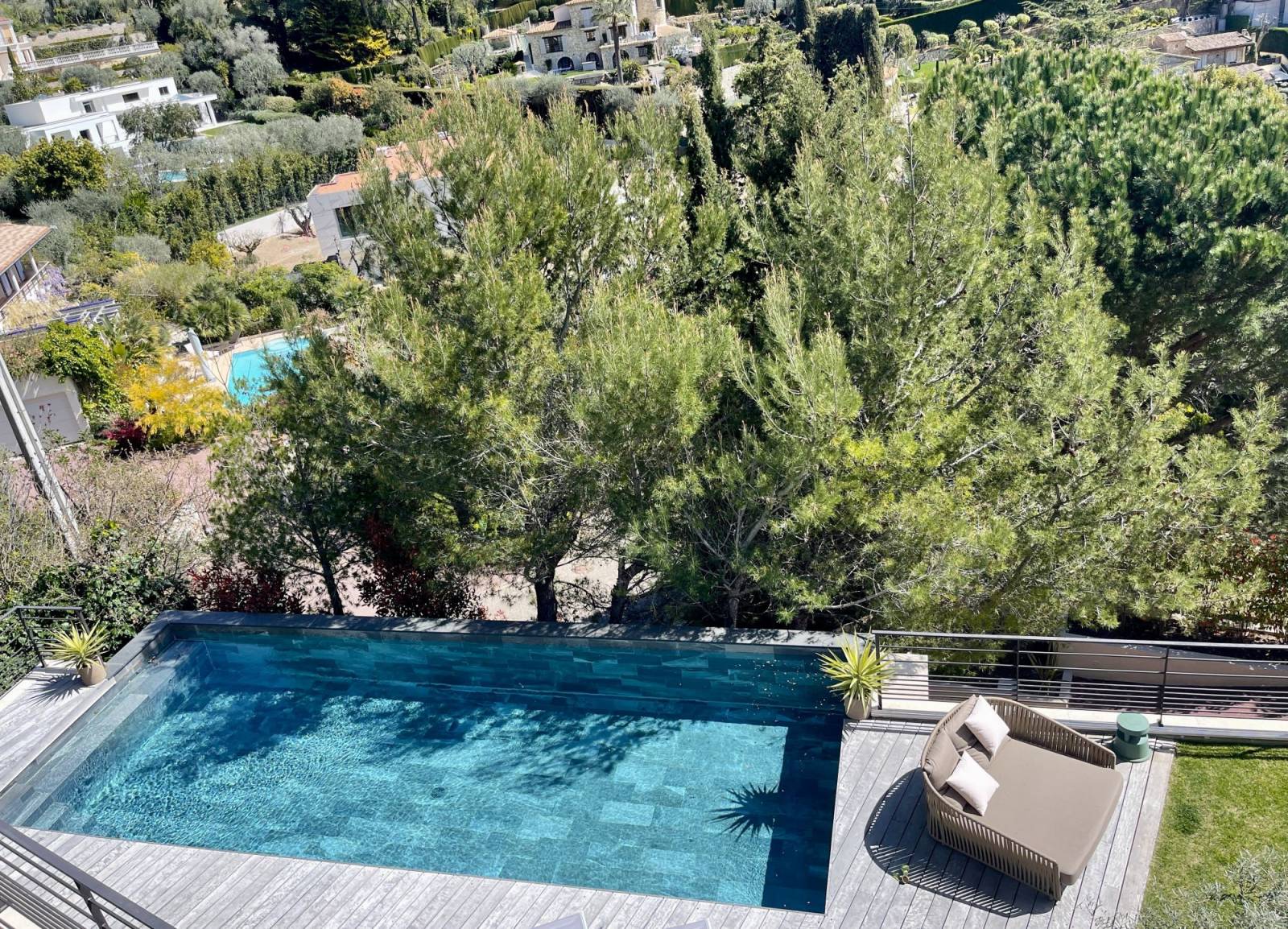 Vue d'ensemble d'un coin piscine avec Daybed en cordes, collection BITTA LOUNGE par Kettal à Cagnes-Sur-Mer