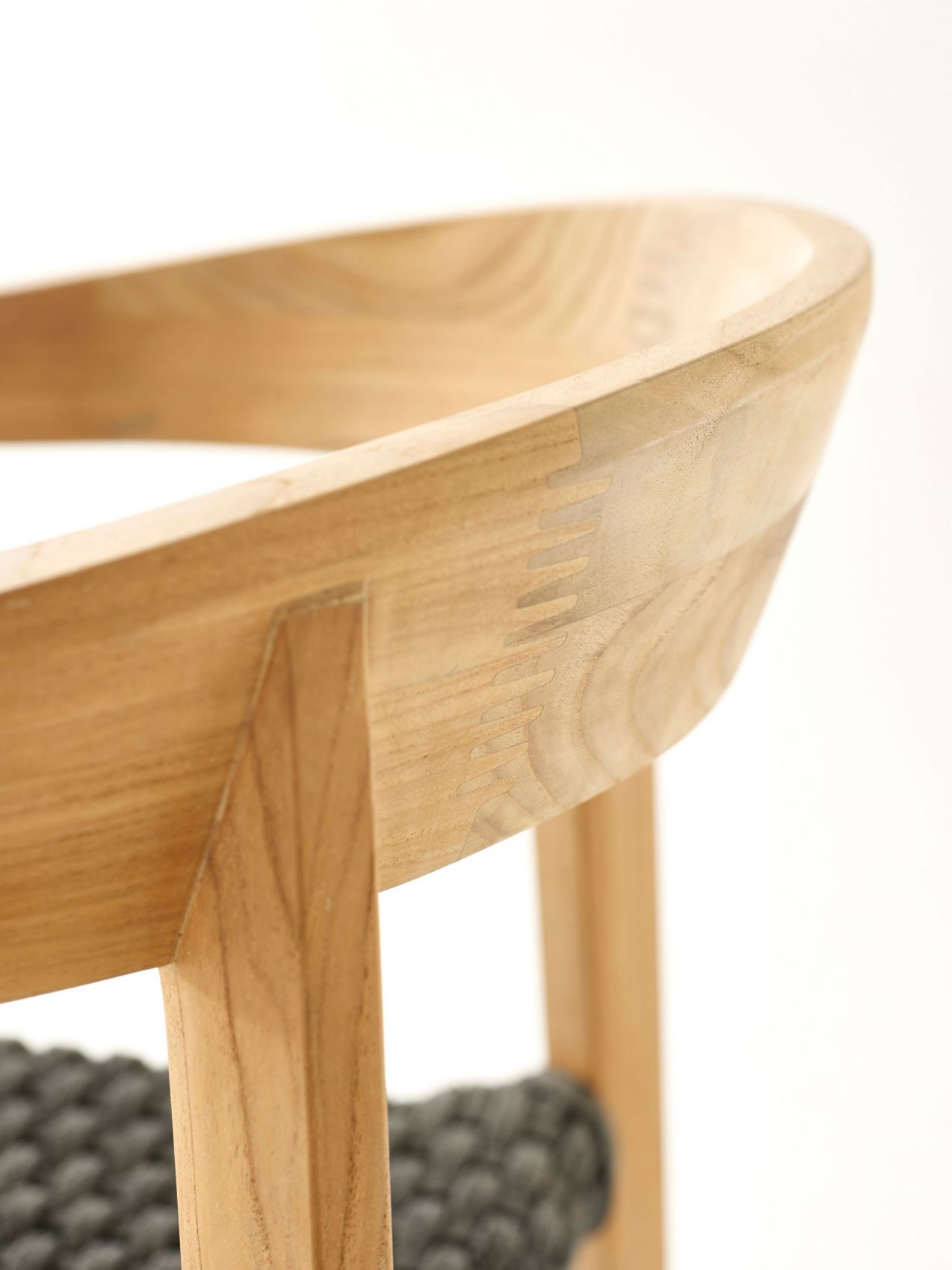 Zoom sur le dossier arrondi de la chaise en teck collection Lodge par Solpuri à Paris