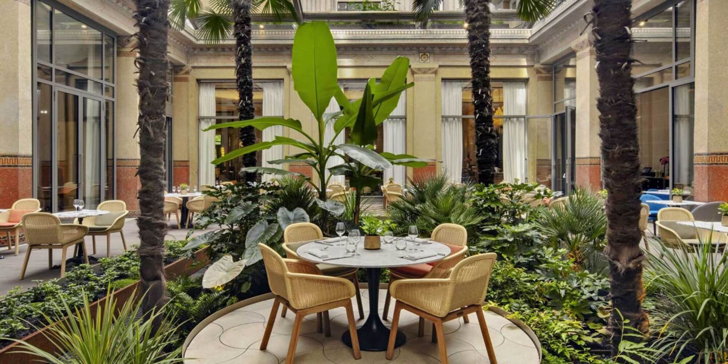 Fauteuil de repas en teck avec une coque tressée collection Vimini par Kettal à Nice