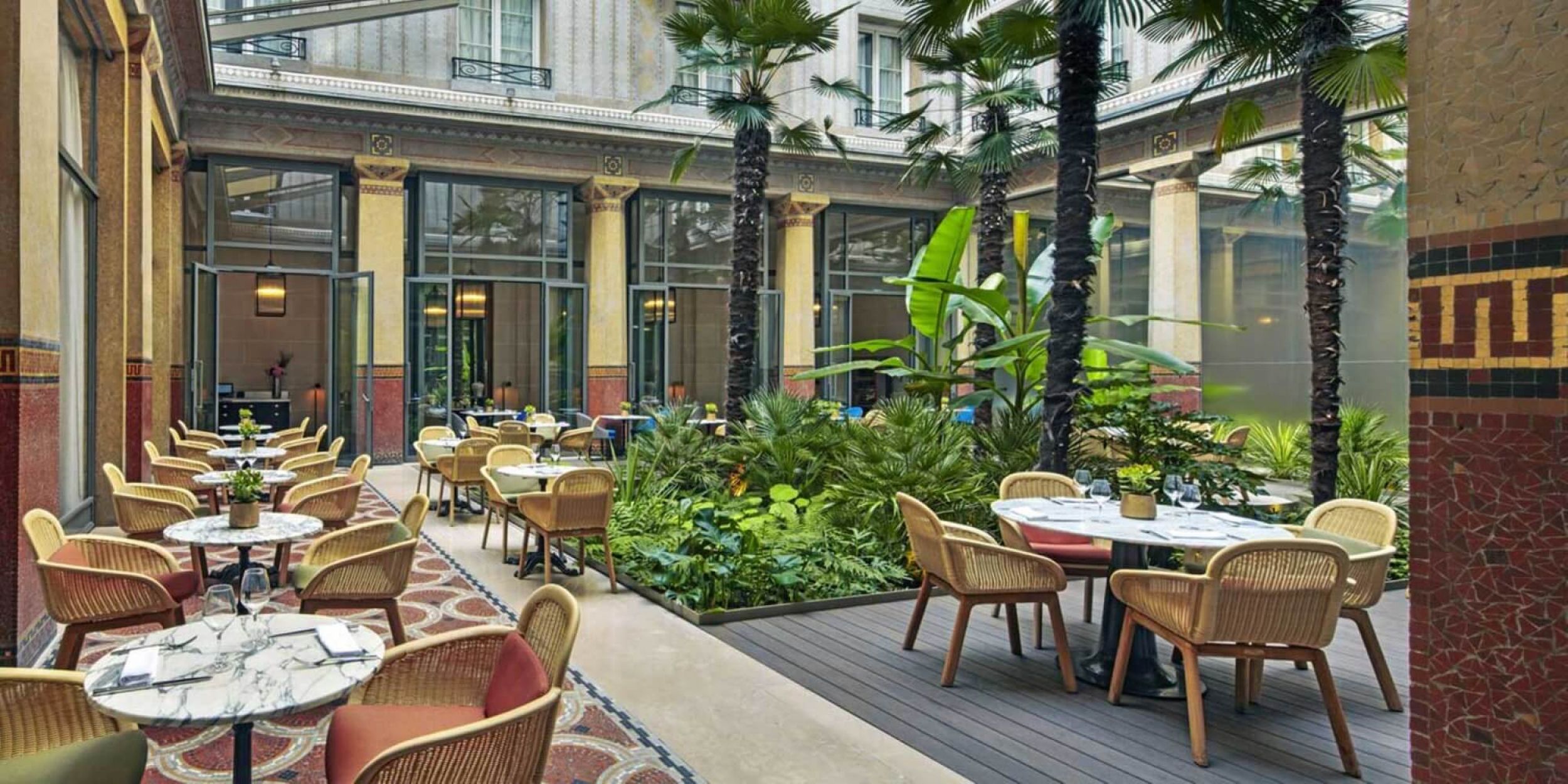 Fauteuil de repas en teck avec une coque tressée collection Vimini par Kettal à Bordeaux