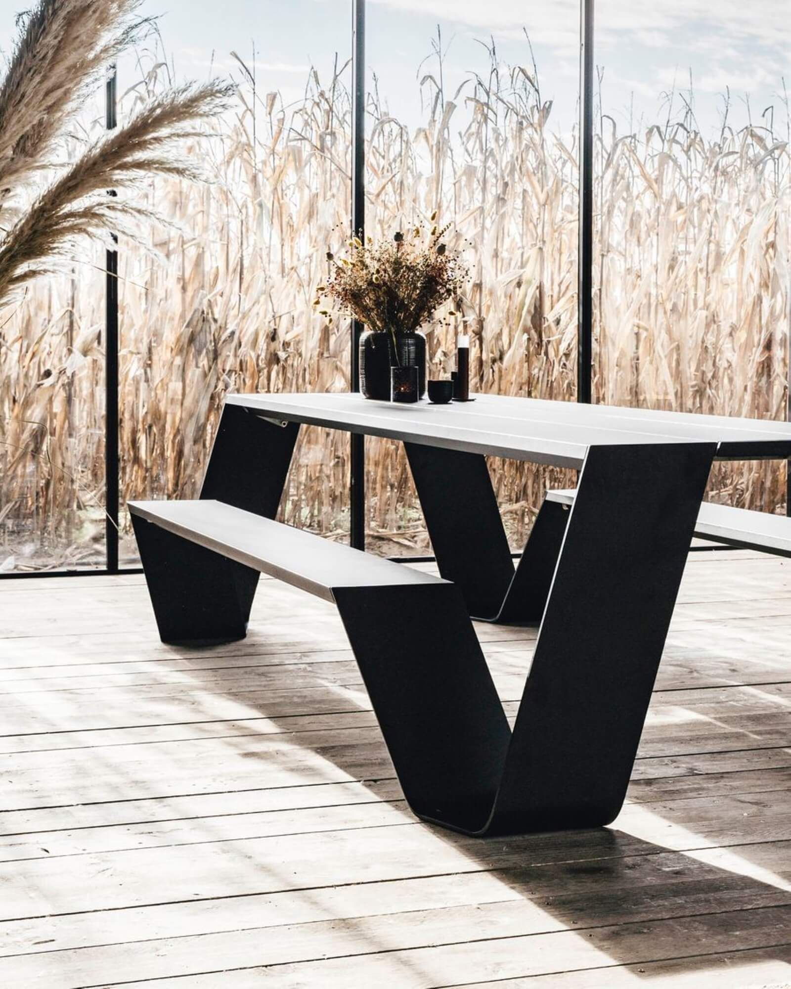 Table de repas design unique en aluminium thermolaqué et bois collection Hopper par Extremis