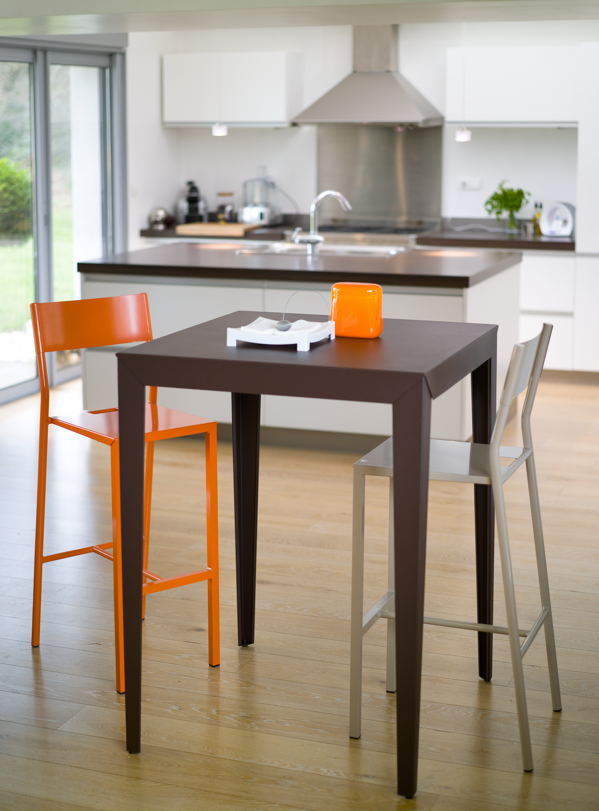 Mange debout marron de la collection Zef par Matière Grise à Cannes