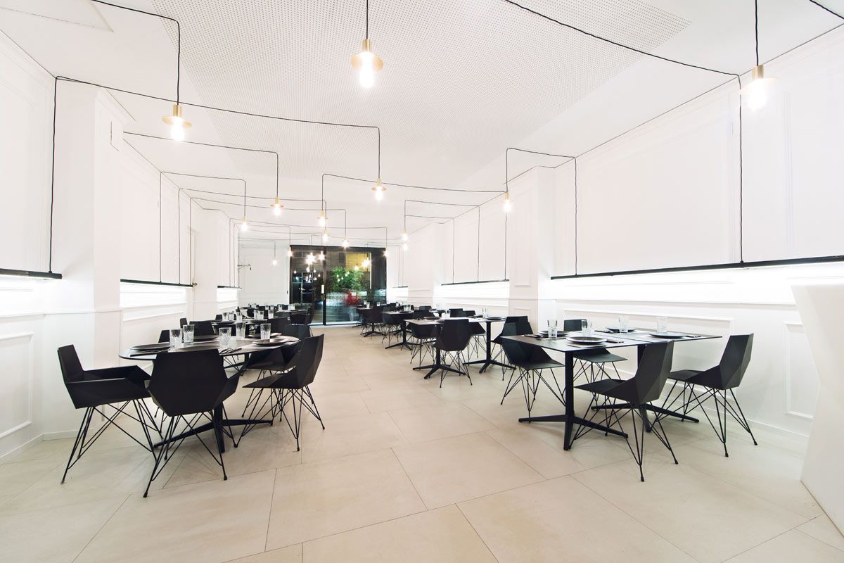 Chaise de jardin moderne en inox et polypropylène de la collection FAZ par Vondom en Bretagne