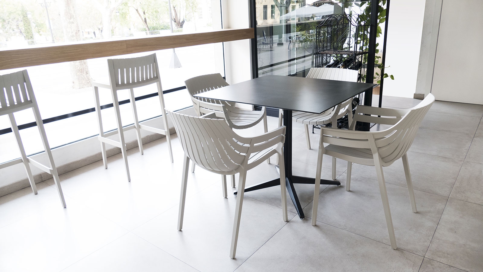 Ensemble de repas avec chaises Spritz par Vondom à Nice