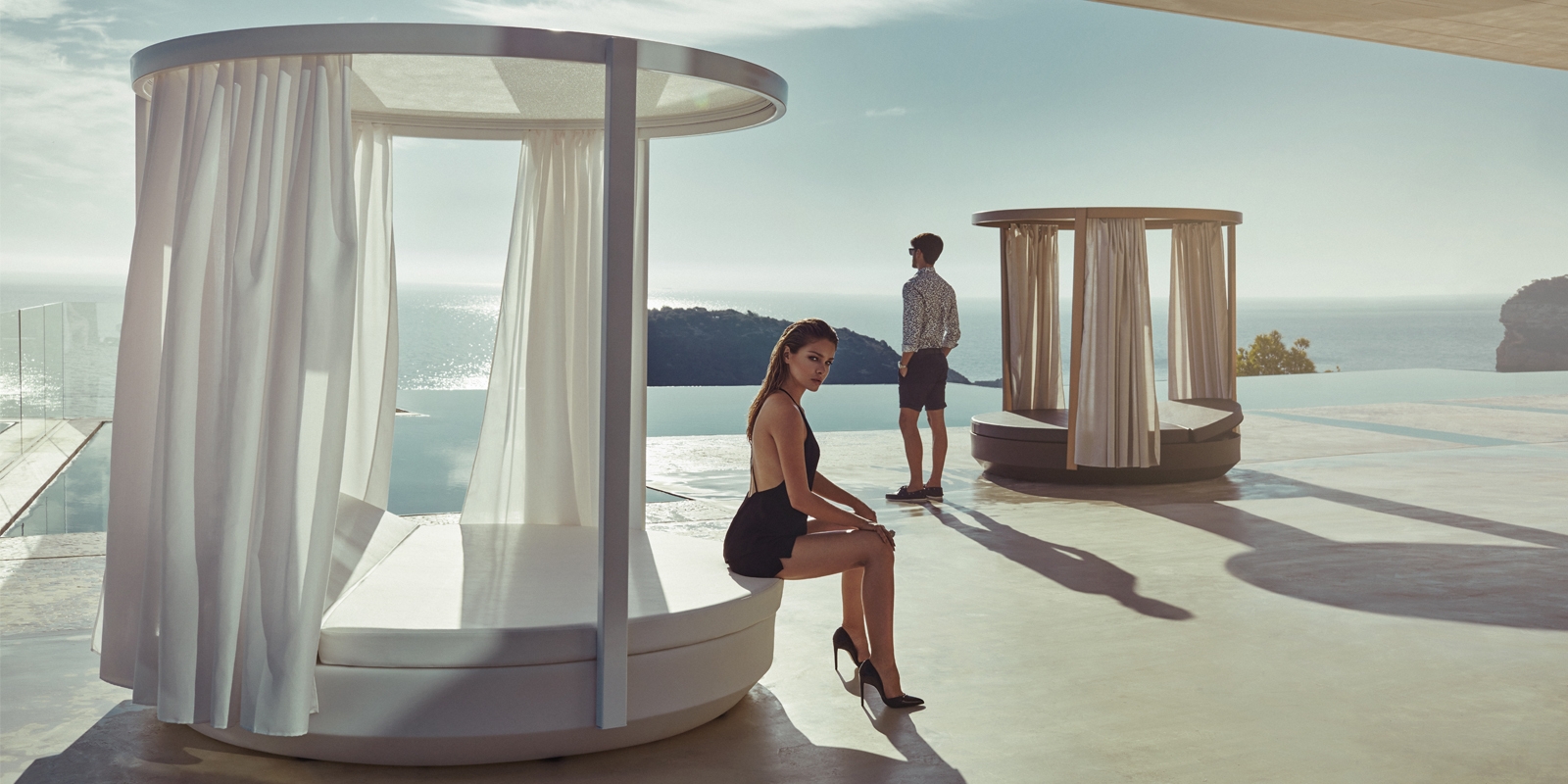 Daybed rond Vela avec pergola par Vondom à Cannes