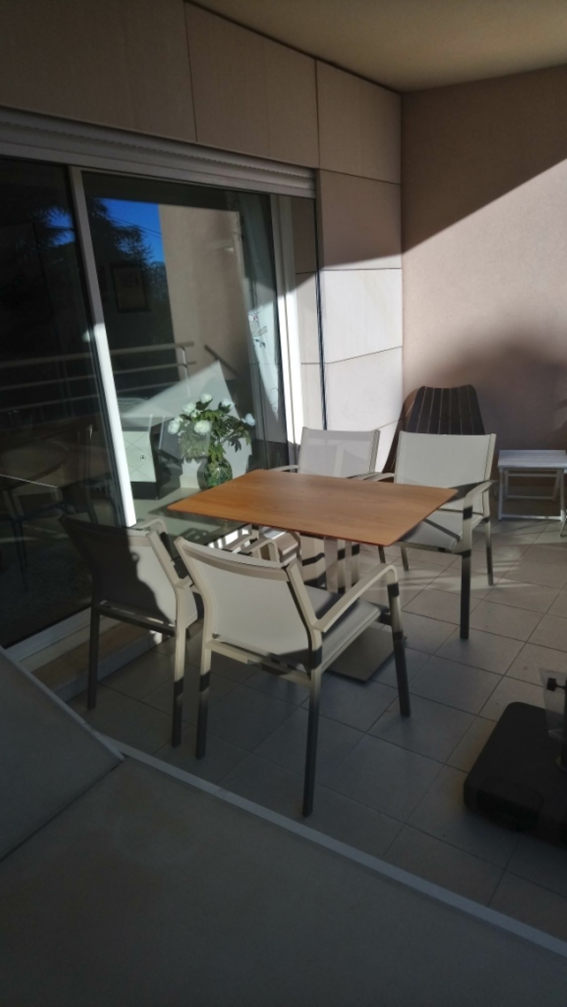 Chaises Gallis et table réalisée sur-mesure pour une terrasse à Cannes