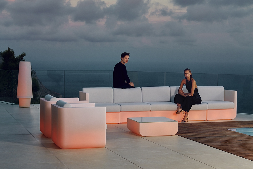 Salon de jardin avec modules, fauteuils, table basse et lampe de la collection Ulm par Vondom à Antibes