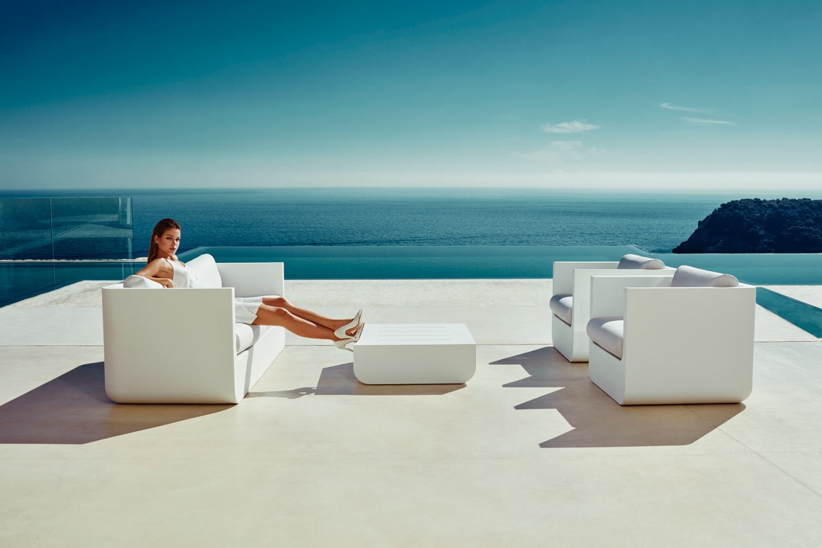 Ensemble de jardin blanc de la collection Ulm par Vondom à Nice