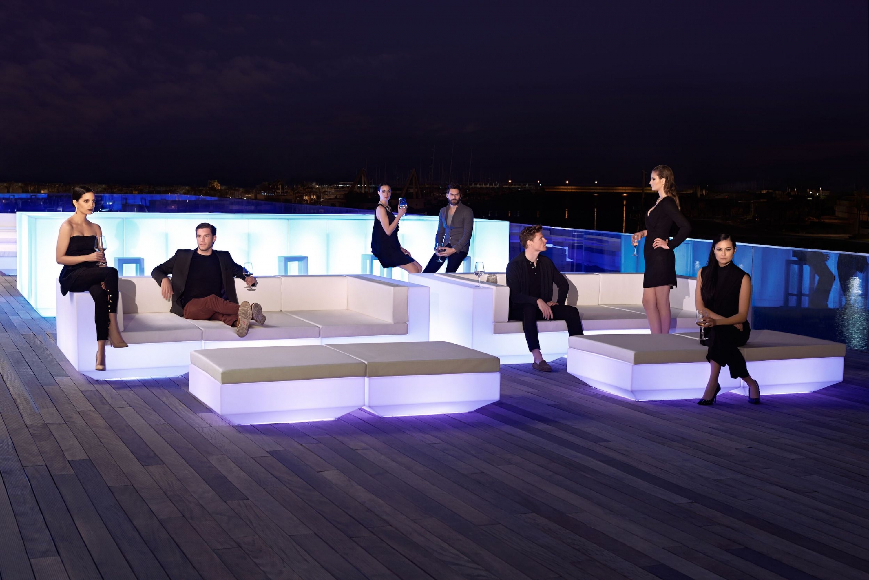 Ensemble modules blanc de la collection Vela par Vondom à Cannes