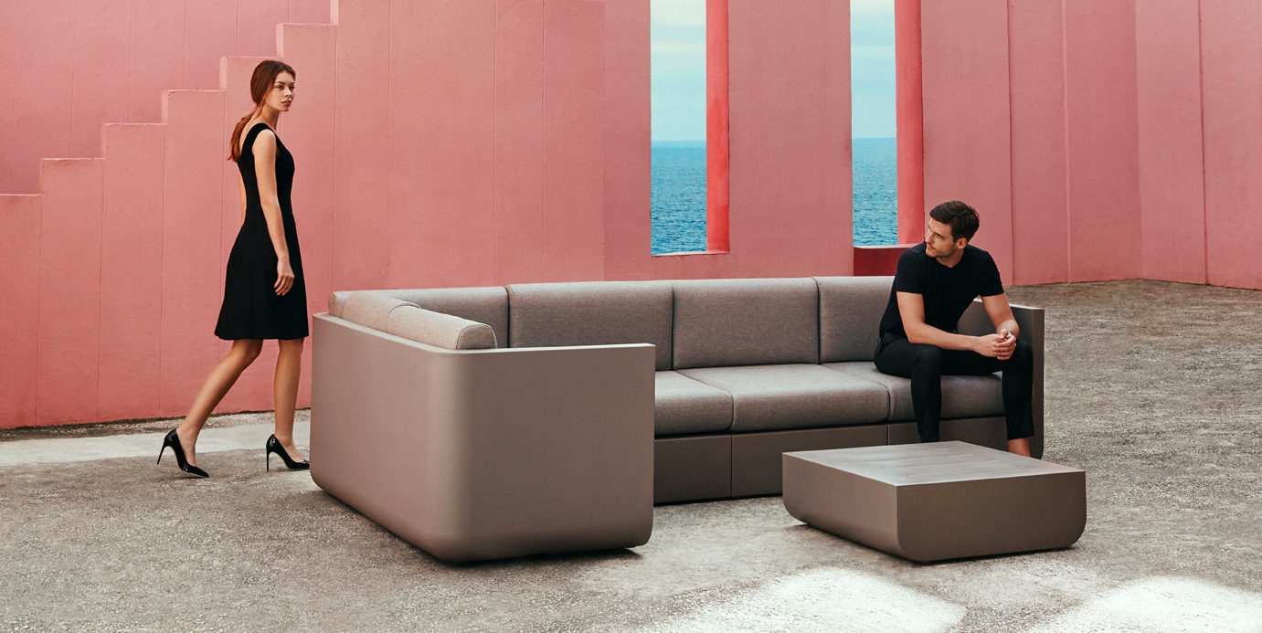 Salon de jardin modulable et table basse de la collection Ulm par Vondom à Nice