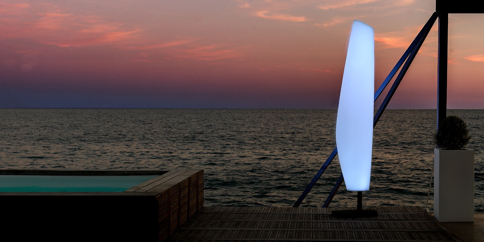 Lampe de la collection Blanca par Vondom à Antibes