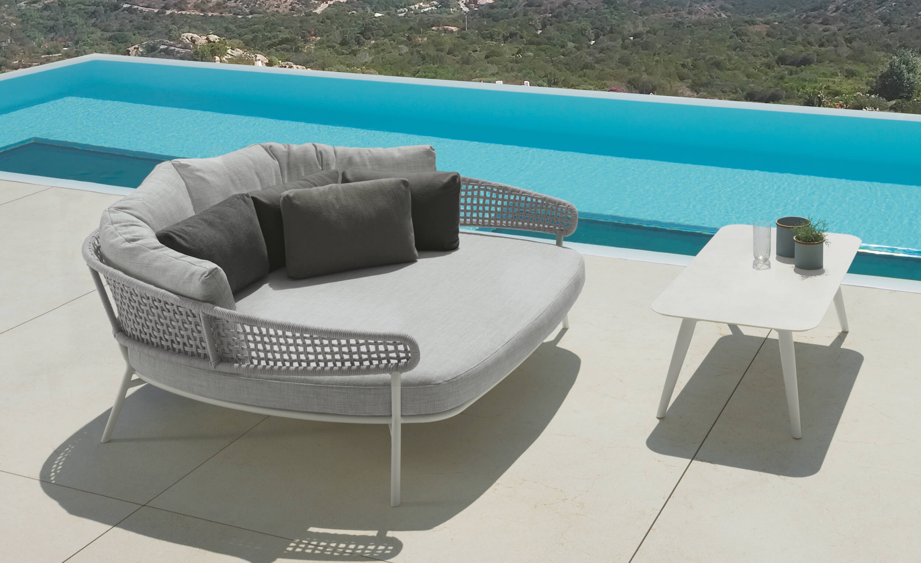 Lit de jardin 2 places design par Talenti à Cannes