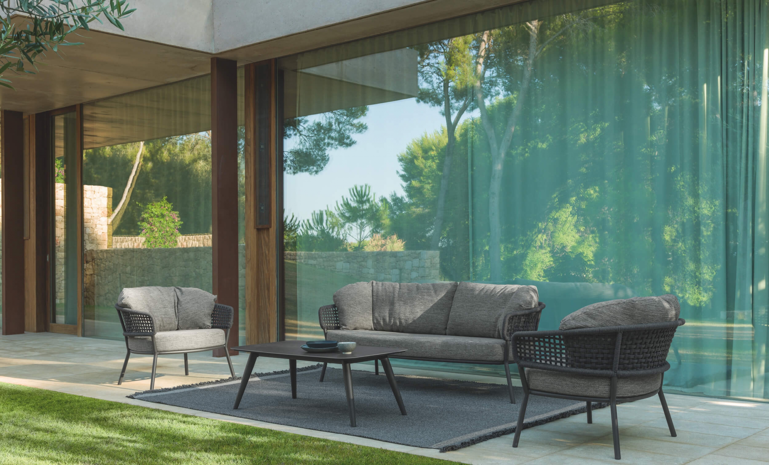 Salon de jardin en tissus haut de gamme gris par Talenti à Saint-Raphael