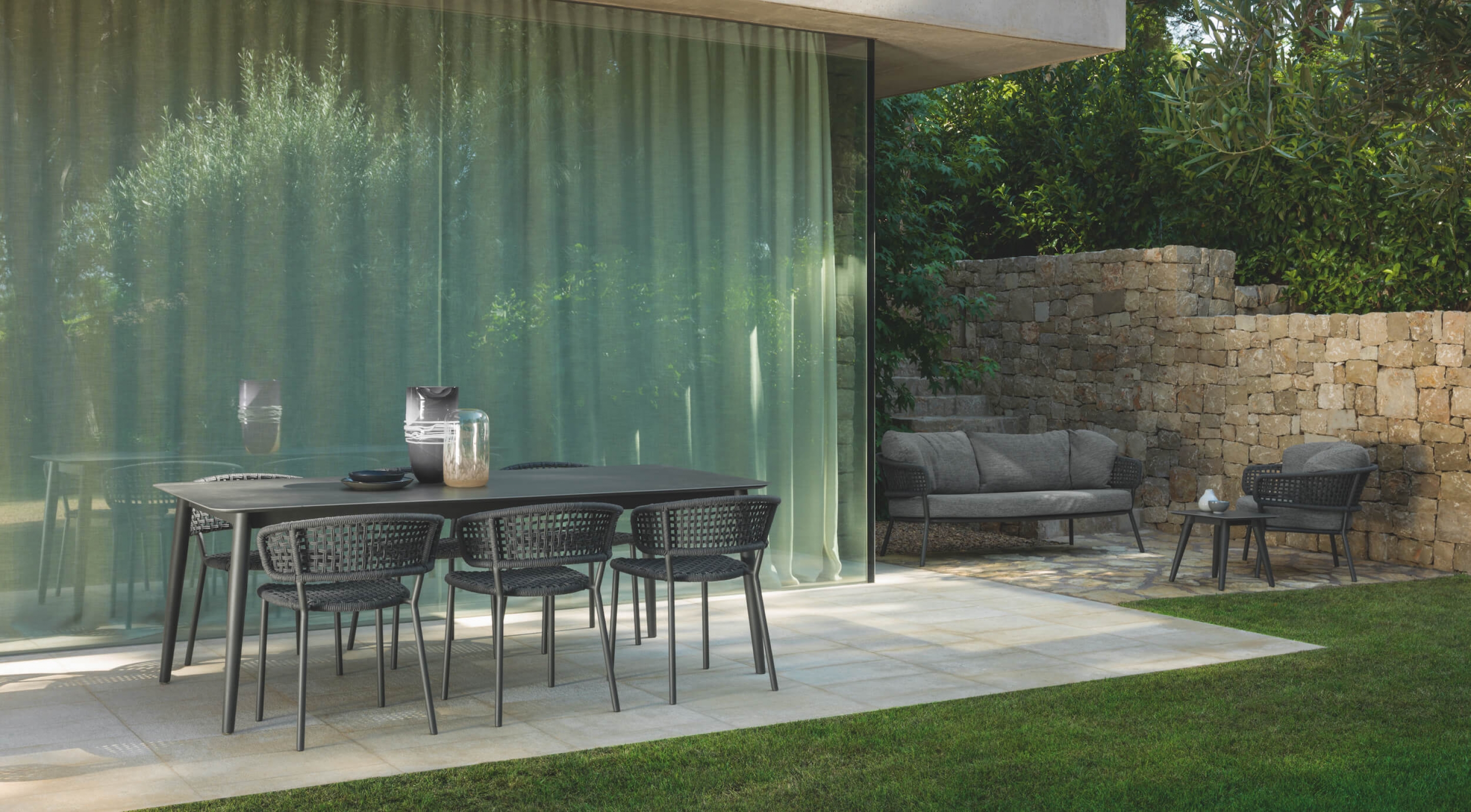 Table de repas pour jardin en aluminium grise par Talenti à Grasse