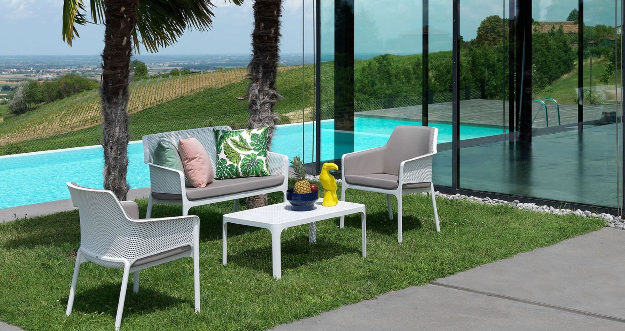 Canapé en polypropylène renforcé en fibre de verre collection Net par Nardi à Lyon