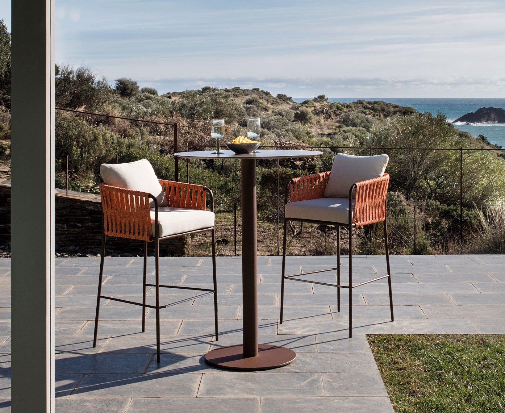 Tabouret confortable avec dossier tressé en cordes de la collection Nido par Expormim à Saint-Laurent