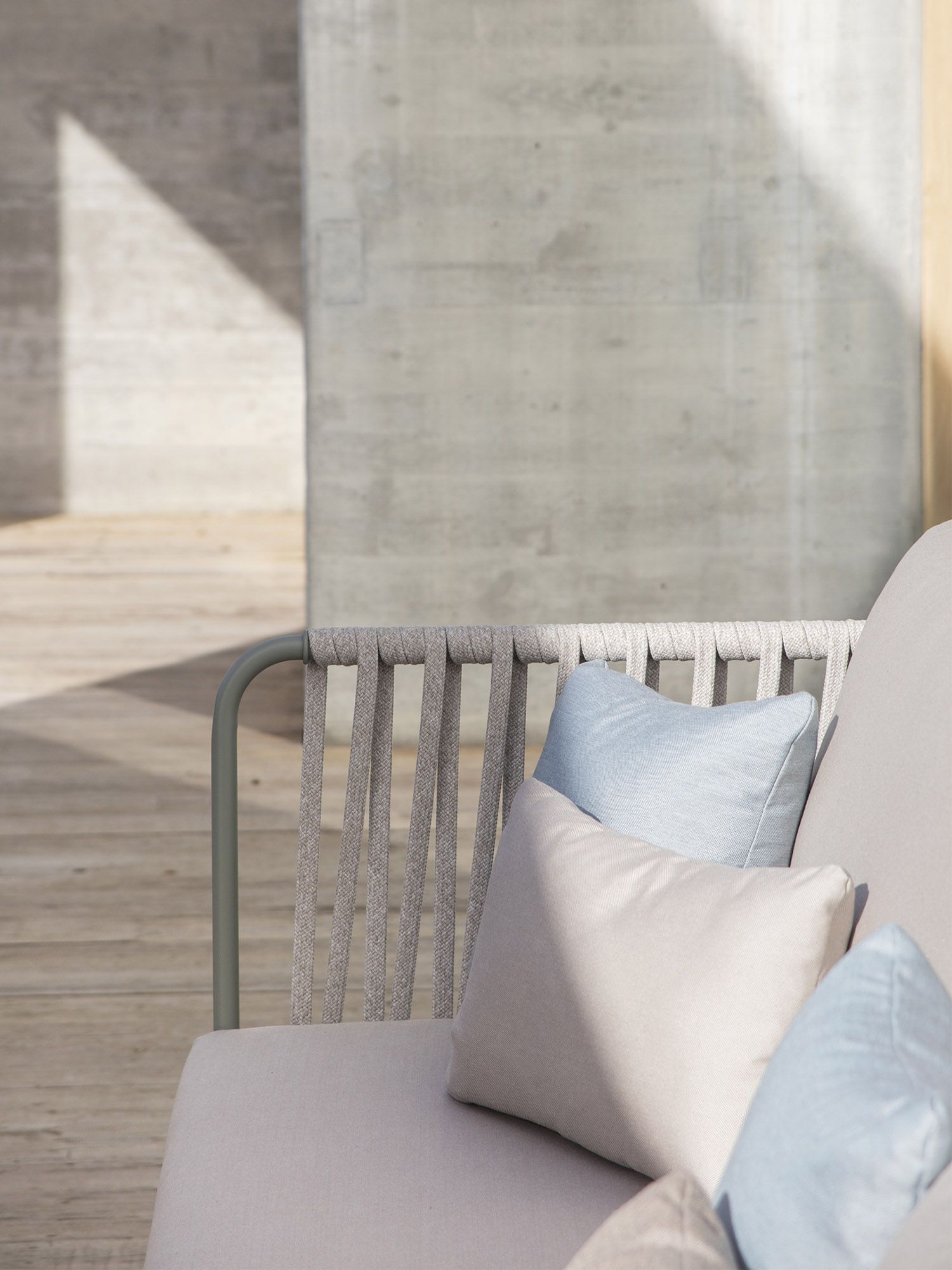 Zoom sur cordes tissées du canapé inox collection Nido à Monaco