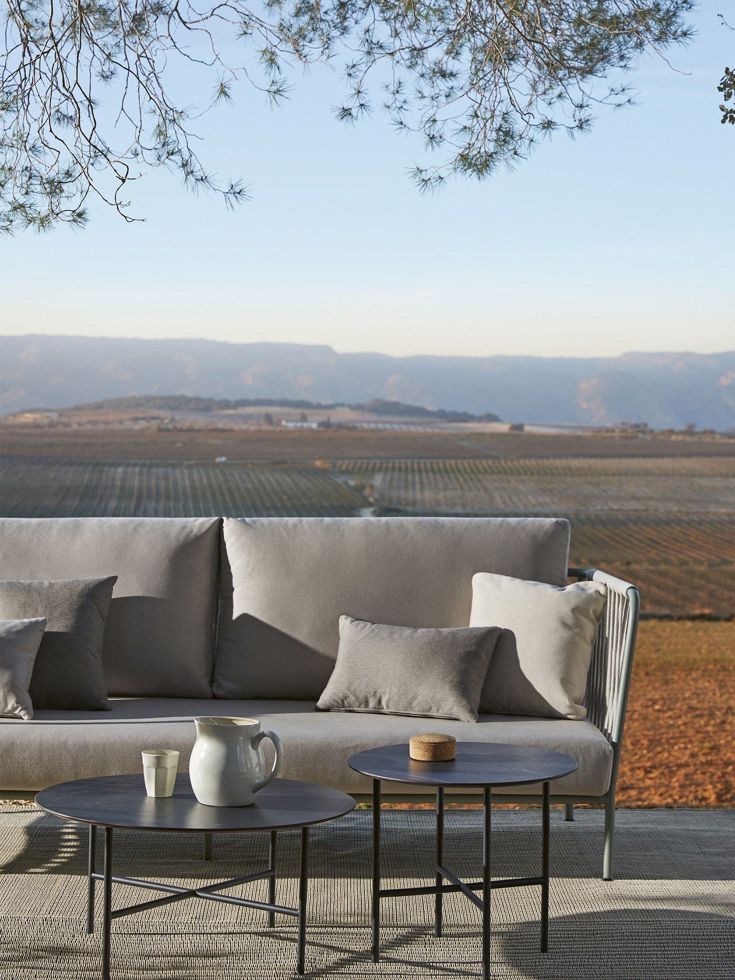 Canapé de jardin en inox et cordes tissées de la collection Nido à Saint-Raphaël